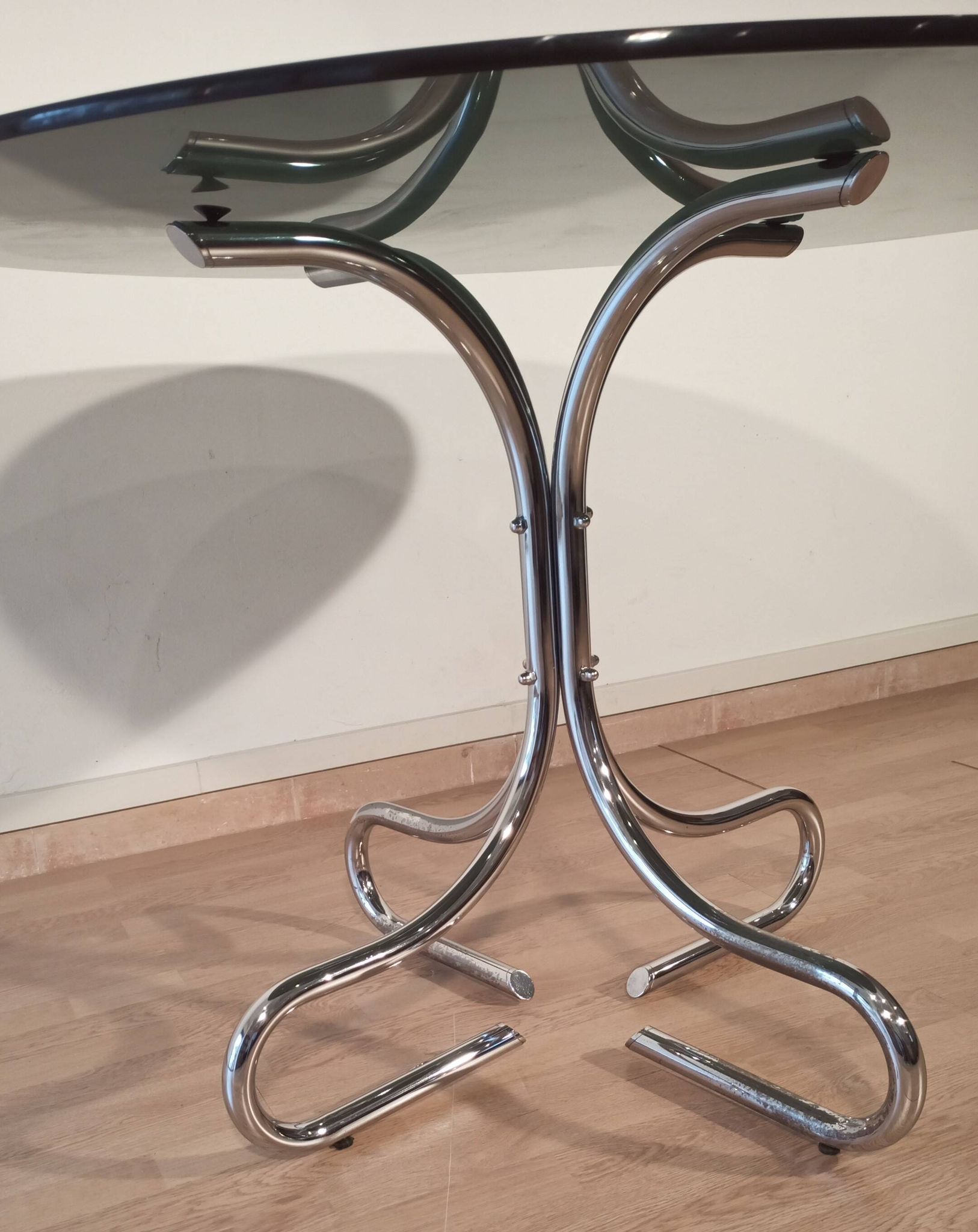 Table basse italienne du milieu du siècle en chrome et acier avec plateau rond en verre fumé, années 1960