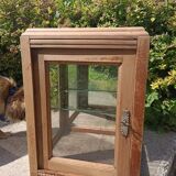 Étagère vitrée en bois