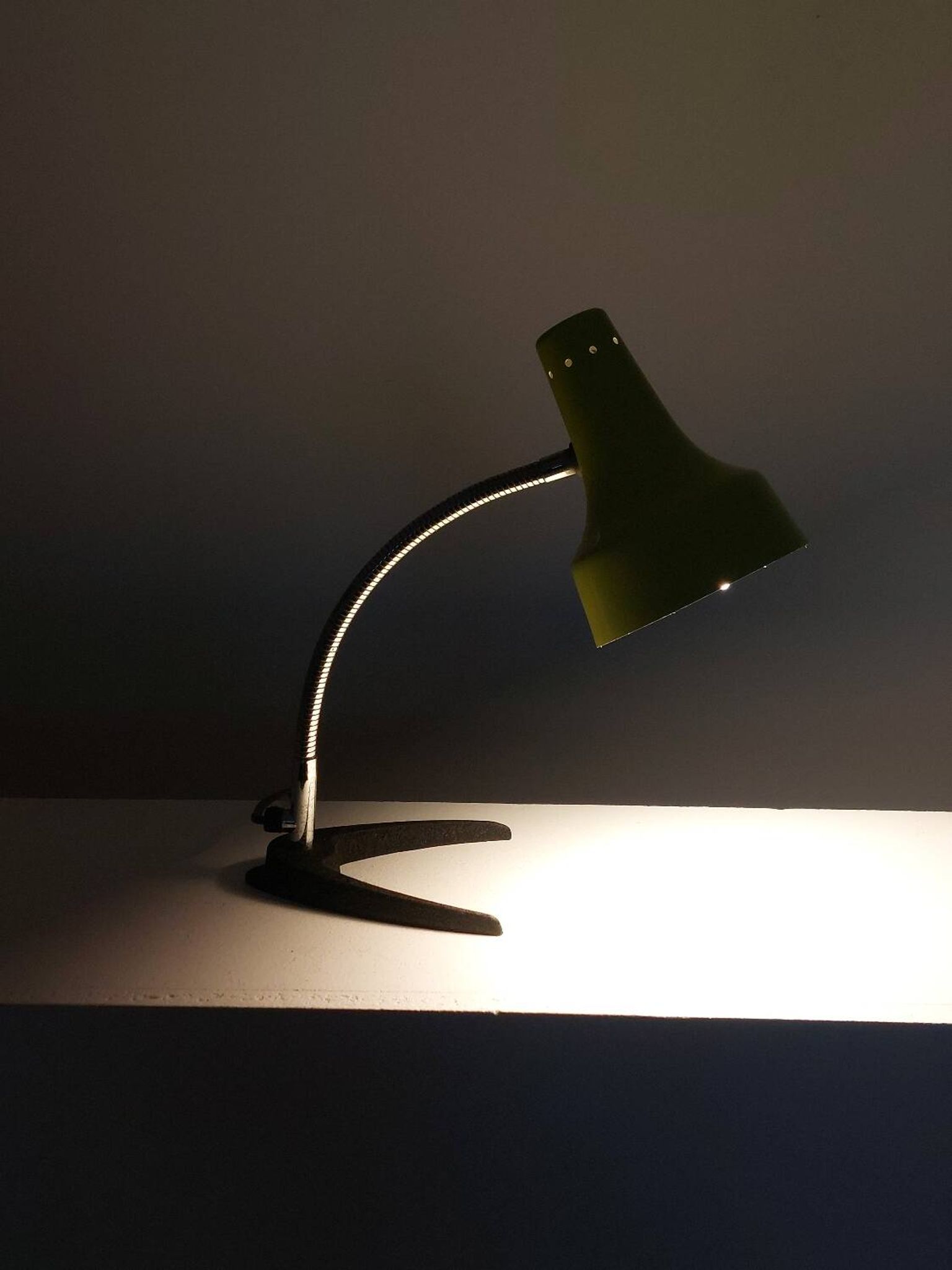 Lampe de table en métal jaune-vert, années 50