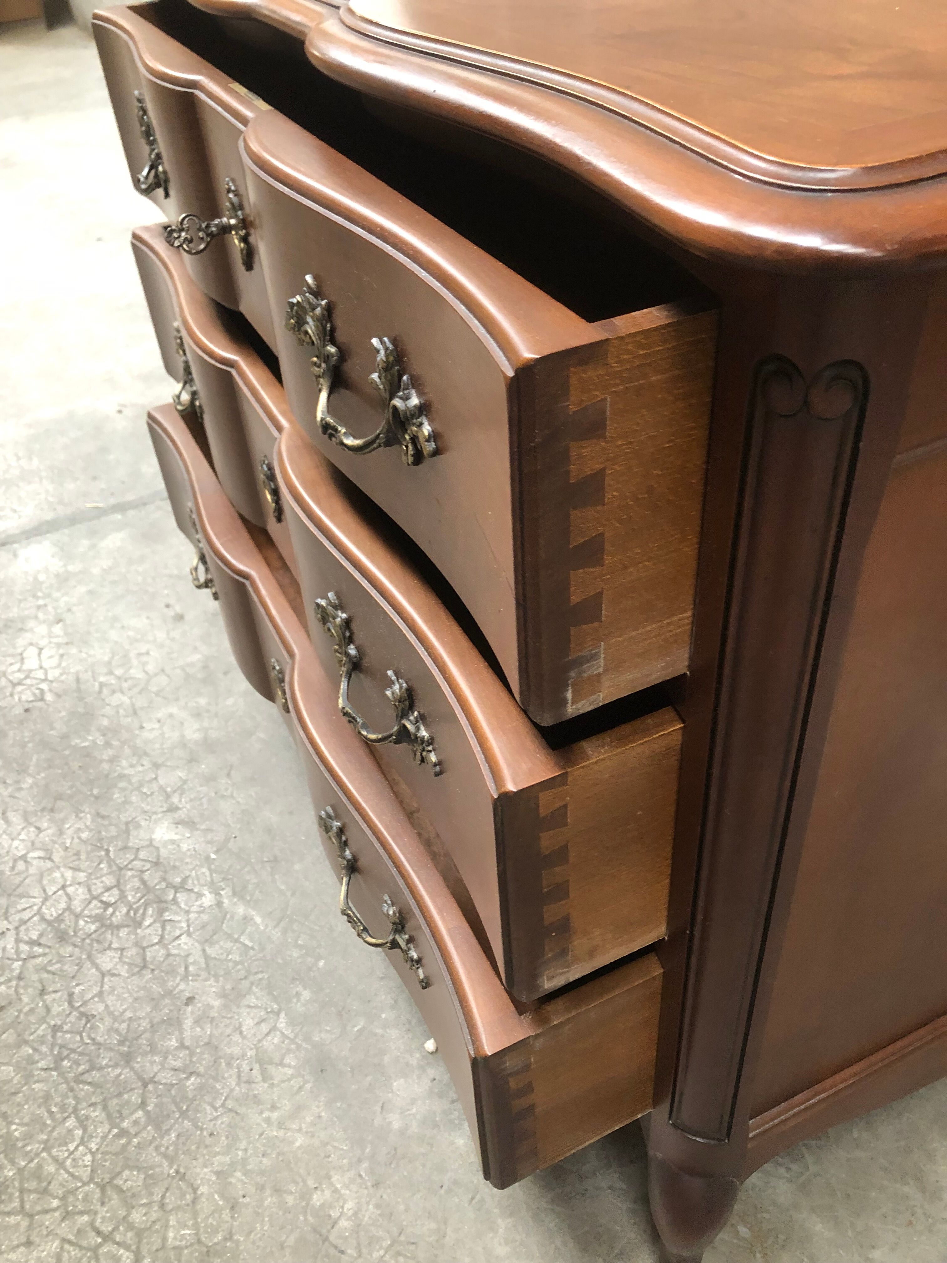 Commode de style Louis XV merisier