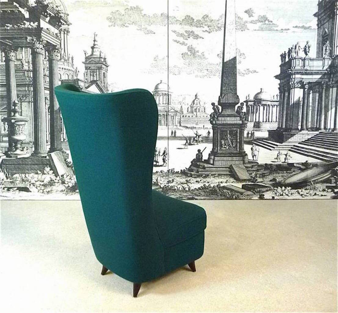 Chaise à dossier haut en forme de pantoufle italienne attribuée à Paolo Buffa, années 1950.