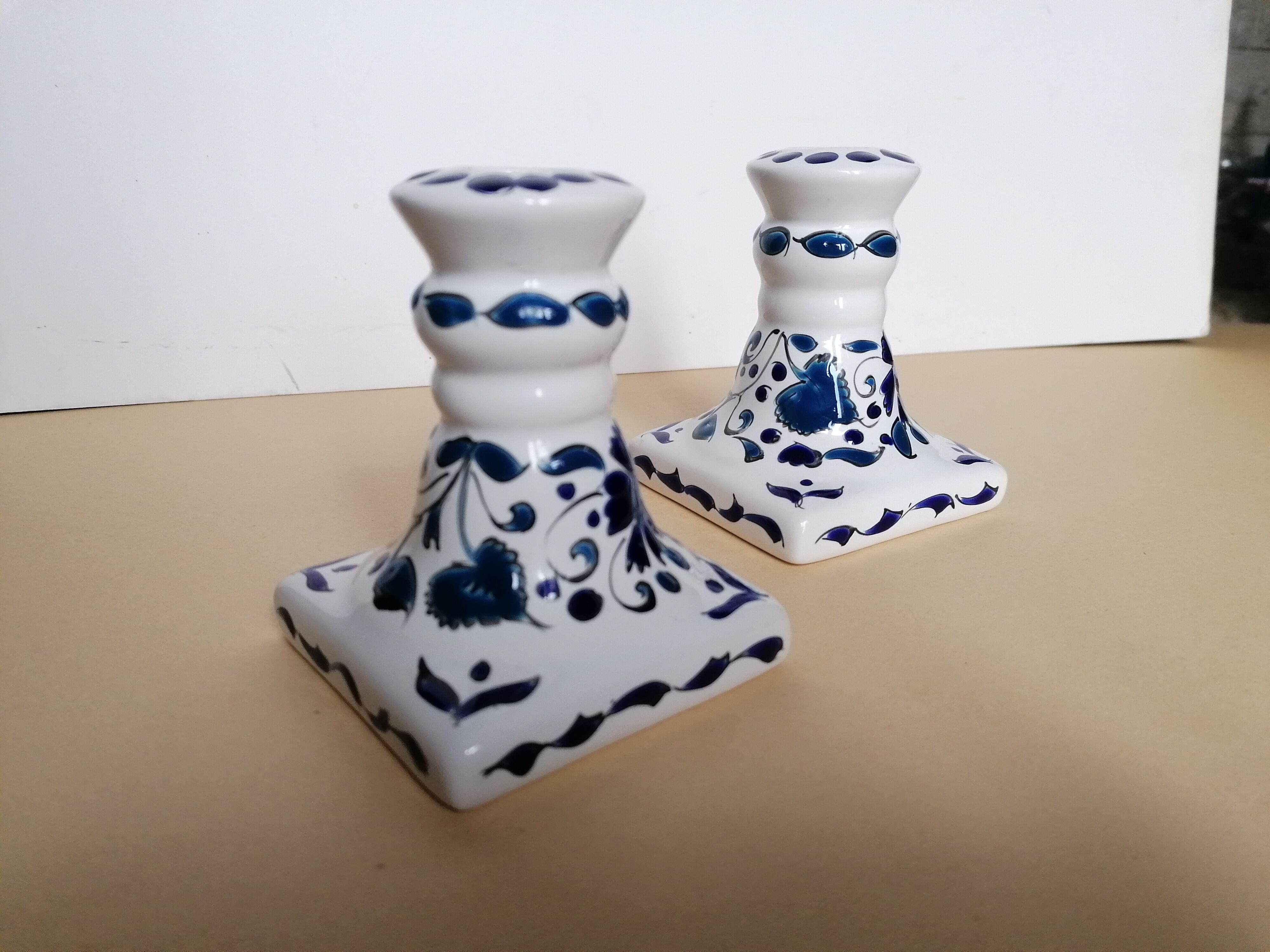 Paire de bougeoirs décor en émaux blanc et bleu