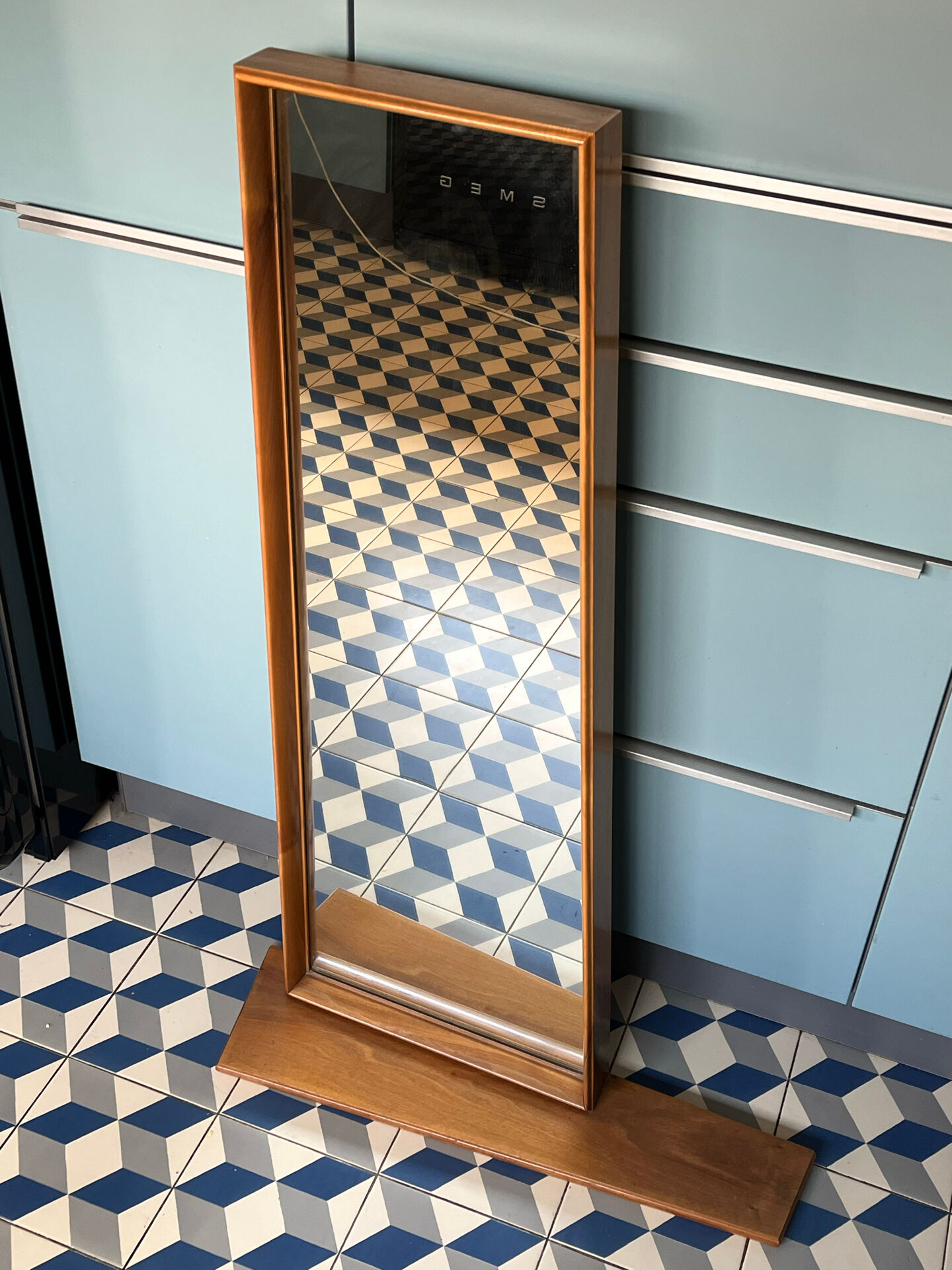 Miroir mural avec l’étagère