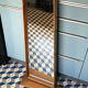 Miroir mural avec l’étagère