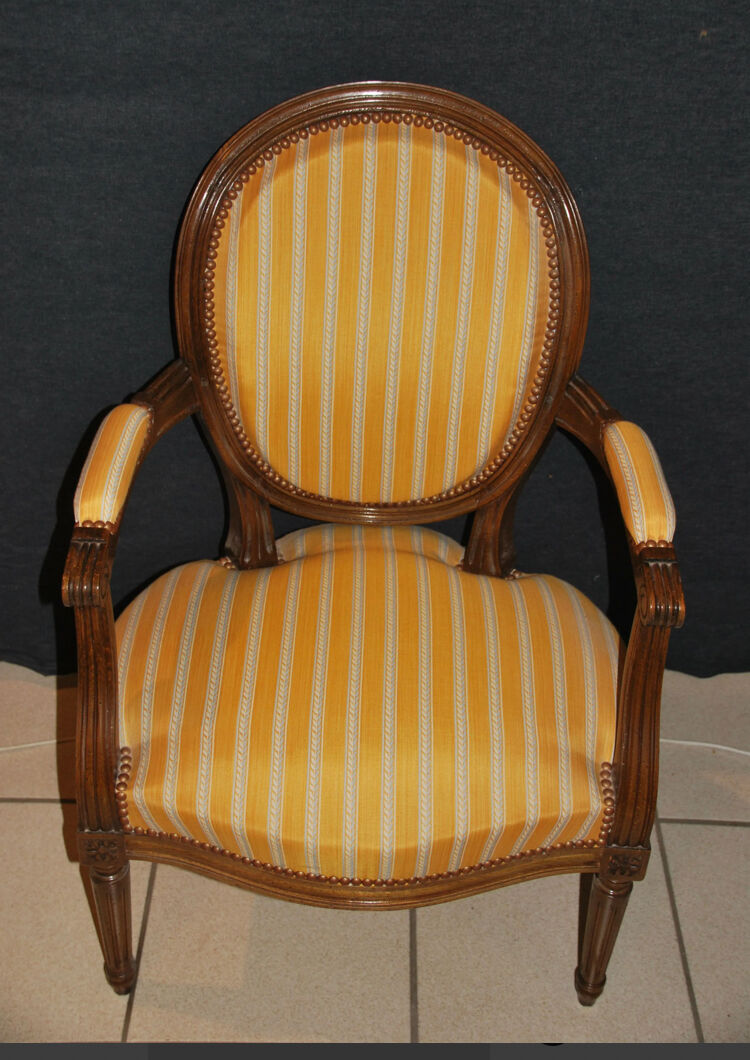 Fauteuil cabriolet médaillon de style Louis XVI