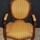 Fauteuil cabriolet médaillon de style Louis XVI