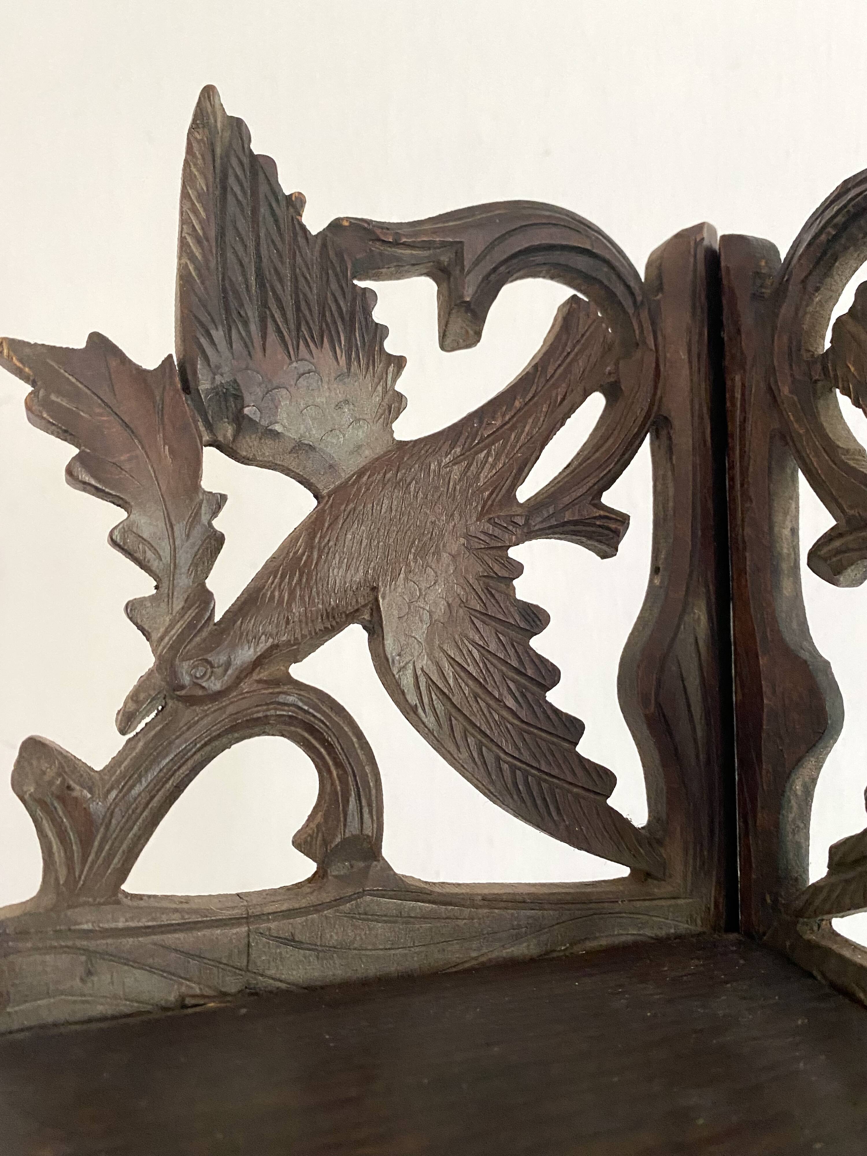 Etagère d'angle ancienne en bois sculpté oiseaux XIXe