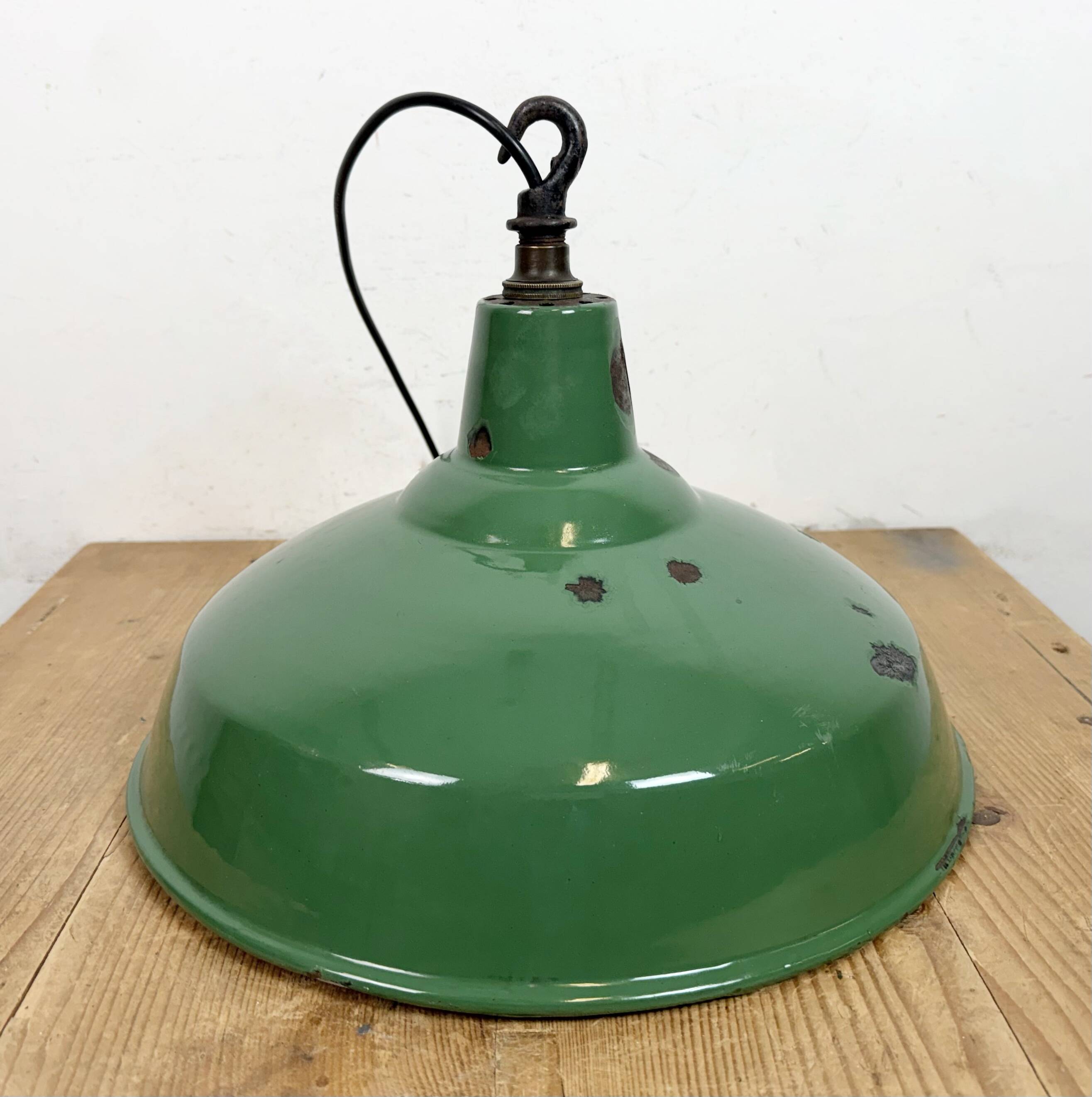 Lampe suspendue en émail vert britannique industriel, années 1960