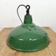 Lampe suspendue en émail vert britannique industriel, années 1960