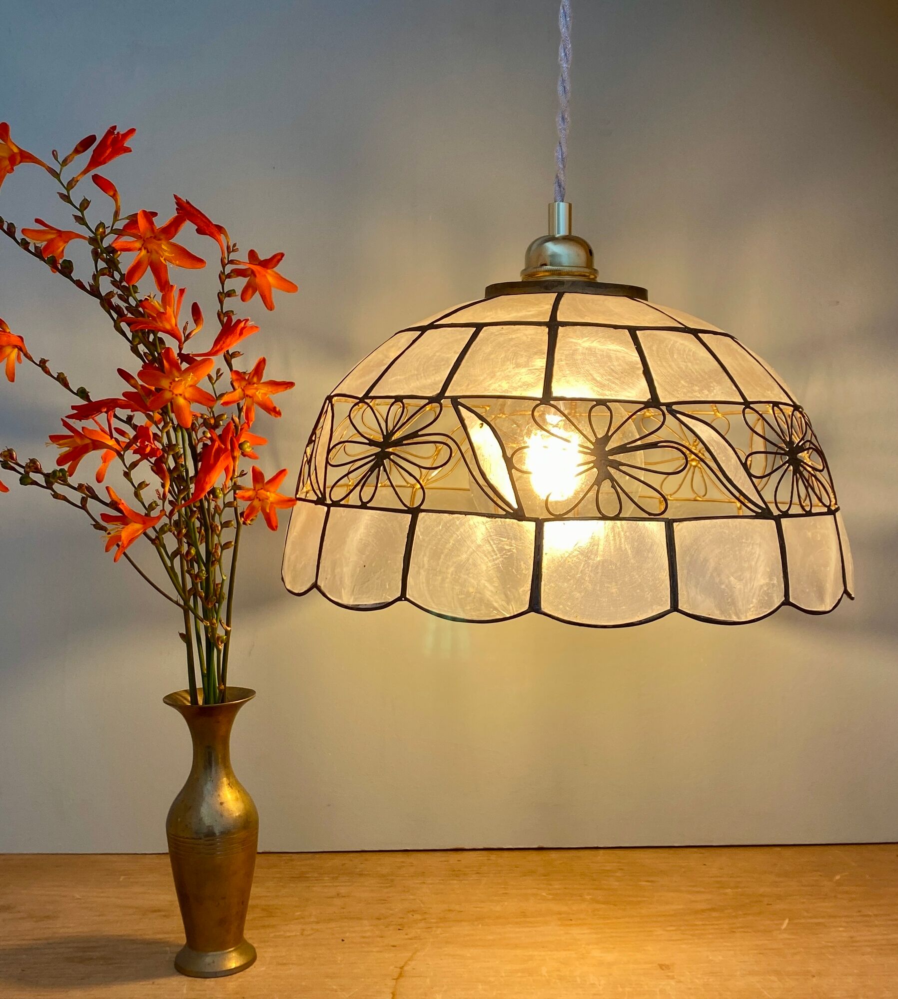 Vintage lampshade suspension in mother-of-pearl and brass