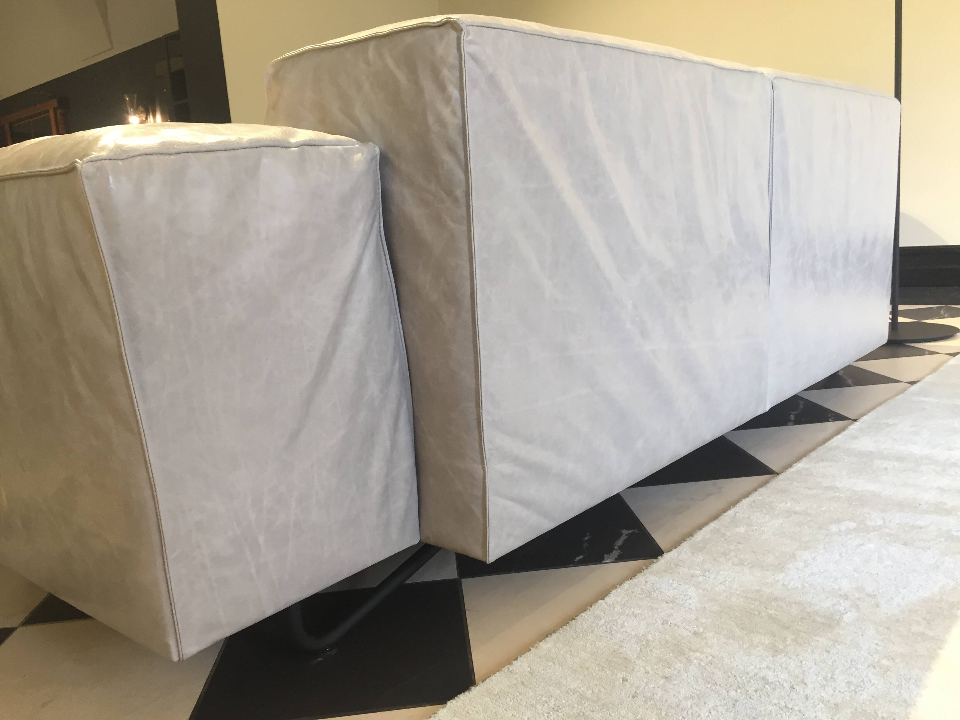 Gio Pagani – “Je T’Attends” Sofa – Premium Light Grey Leather