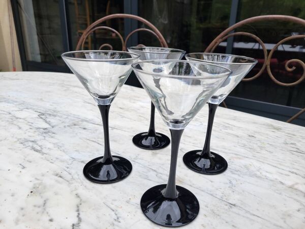 4 verres à cocktail et carafe assortie