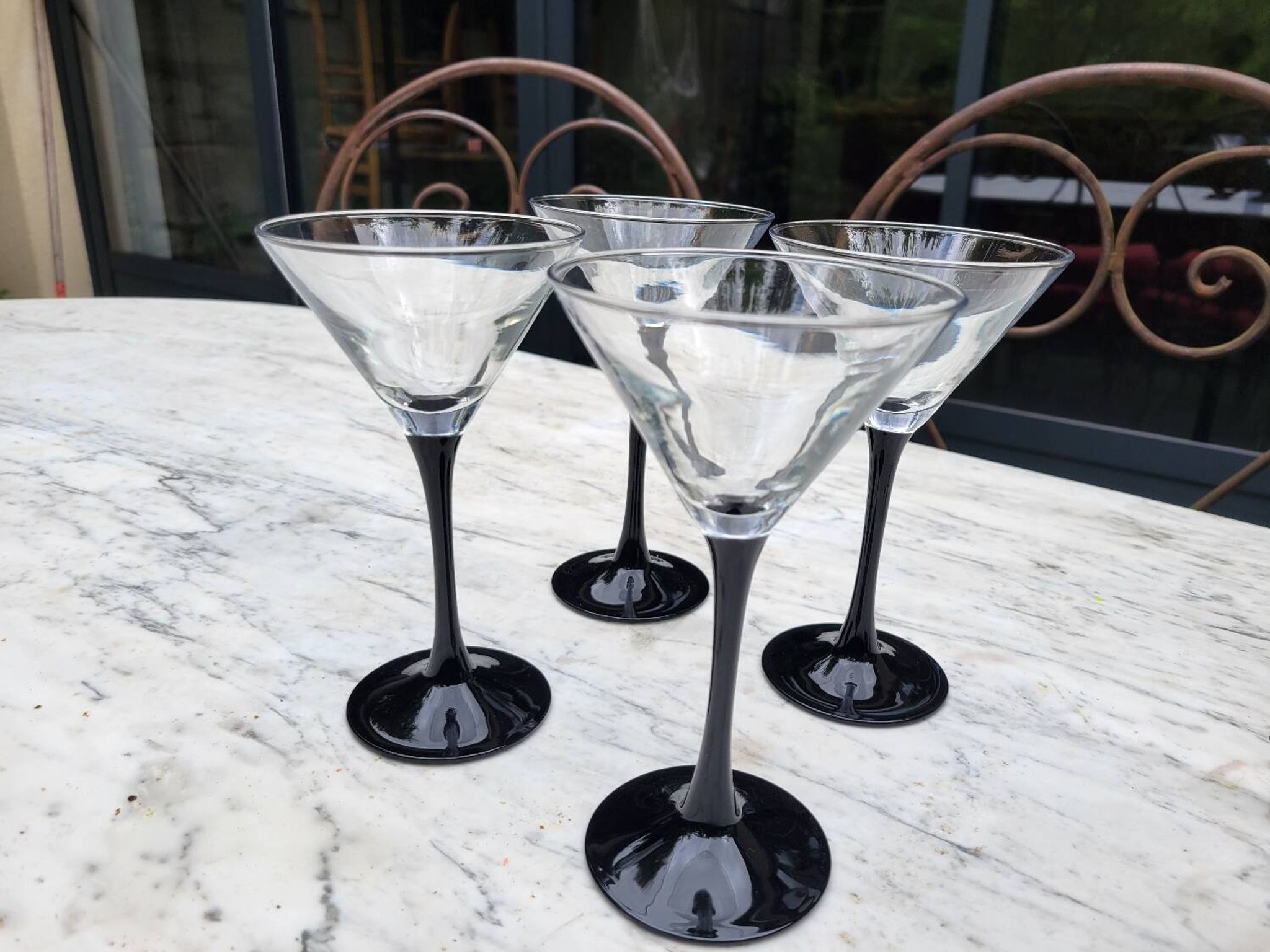 4 verres à cocktail et carafe assortie