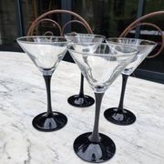 4 verres à cocktail et carafe assortie