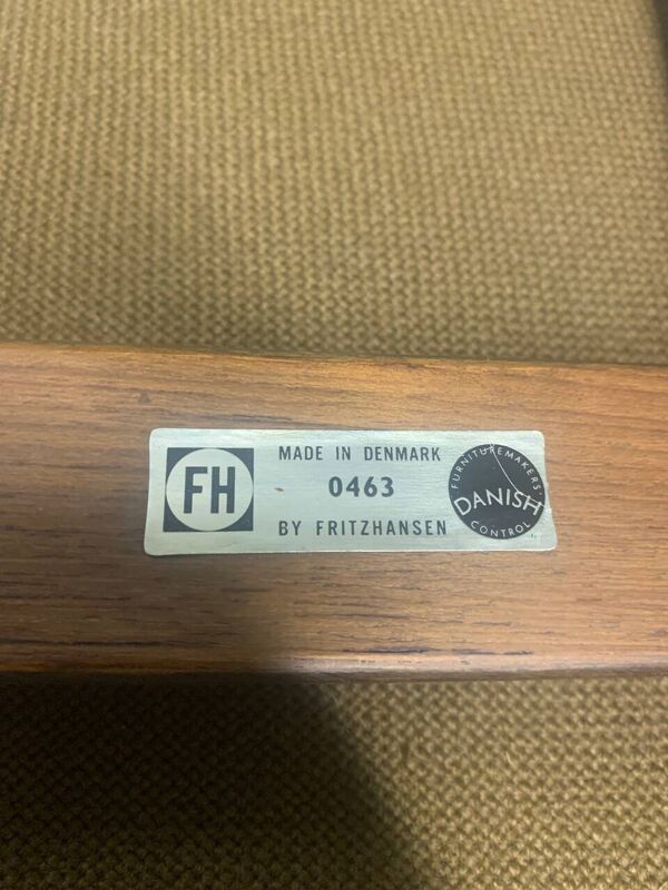 Suite de 2 chaises Swan datées 1963 modèle FH 4325 par Arne Jacobsen pour Fritz Hansen.