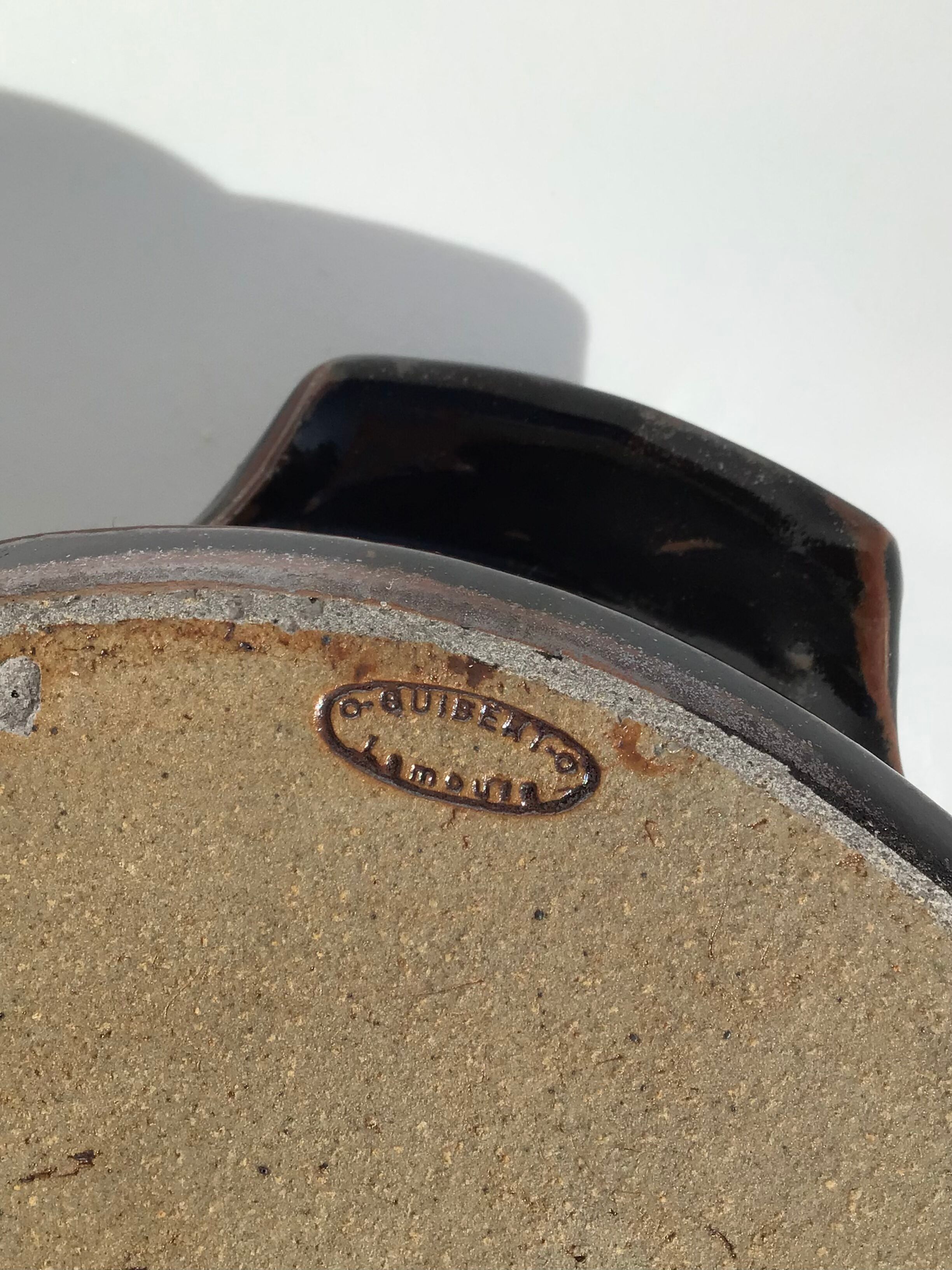 Artisanal sandstone dish signed Guibert red brown decorated