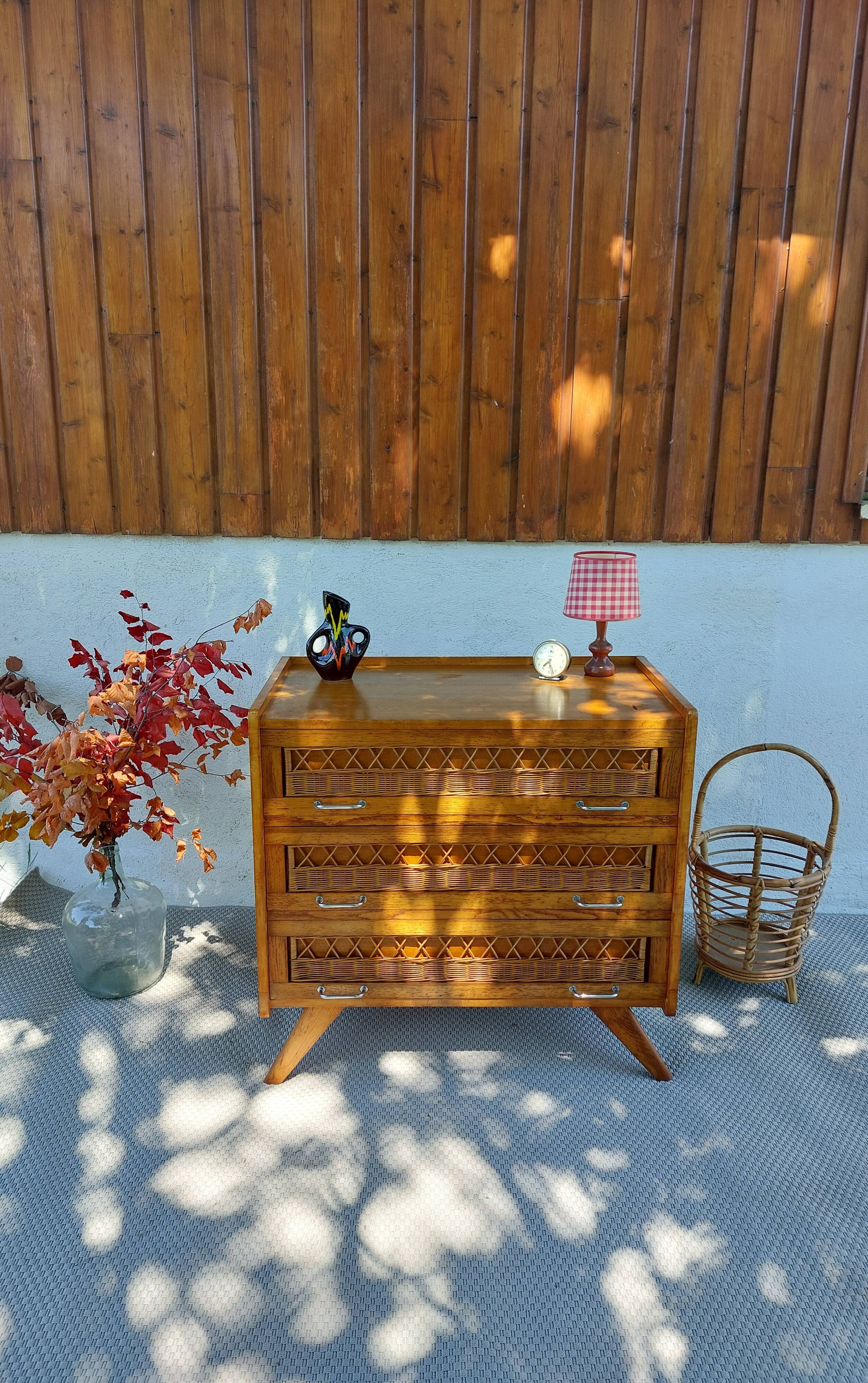 Commode vintage pieds compas en bois massif et osier
