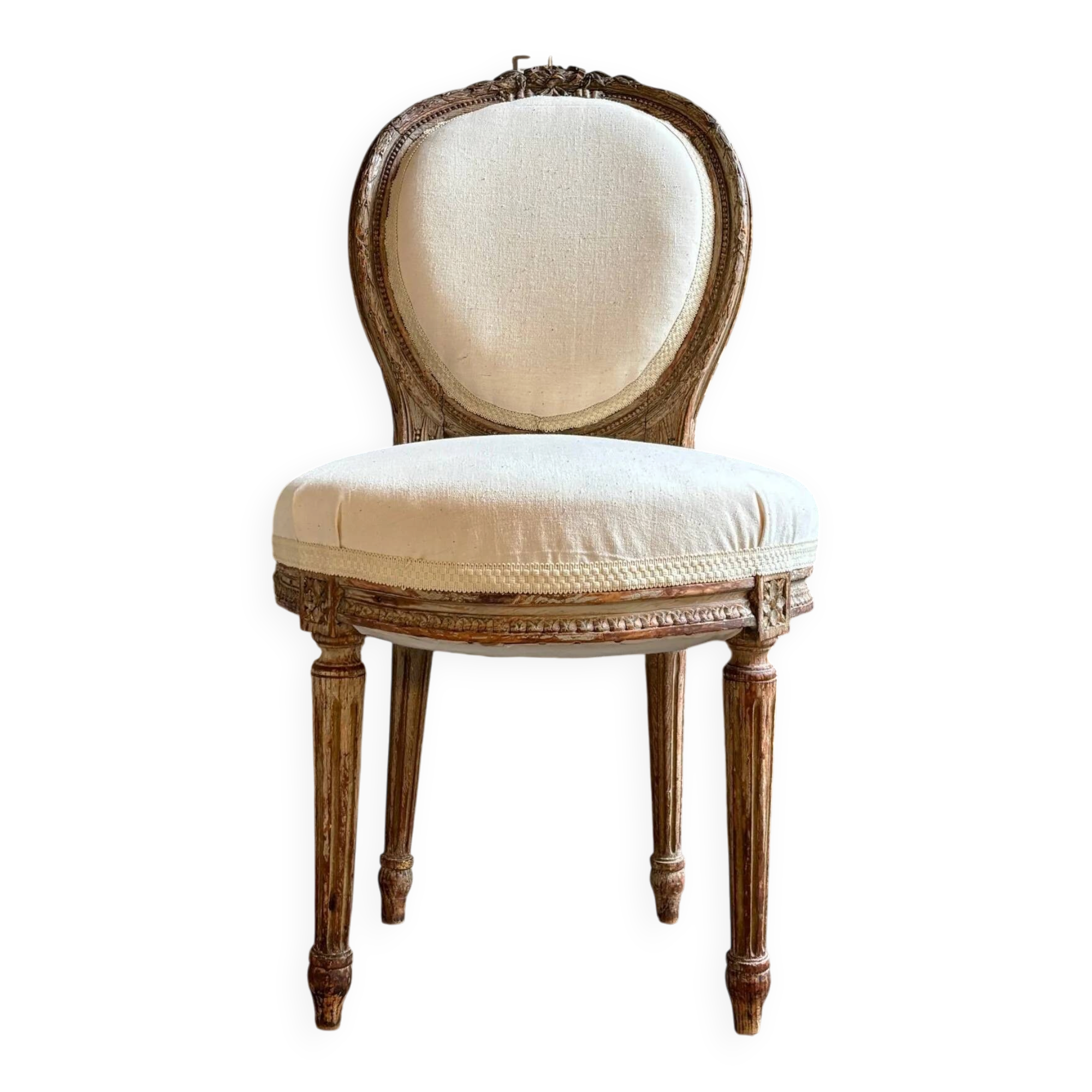 Medallion back chair in moulded wood and beige fabric.