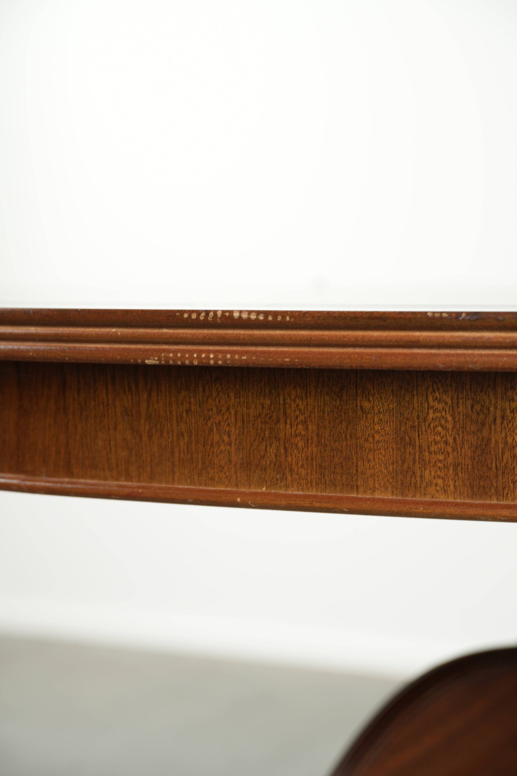 Table basse avec un plateau en cuir rouge de style anglais du 20e siècle.