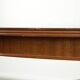 Table basse avec un plateau en cuir rouge de style anglais du 20e siècle.