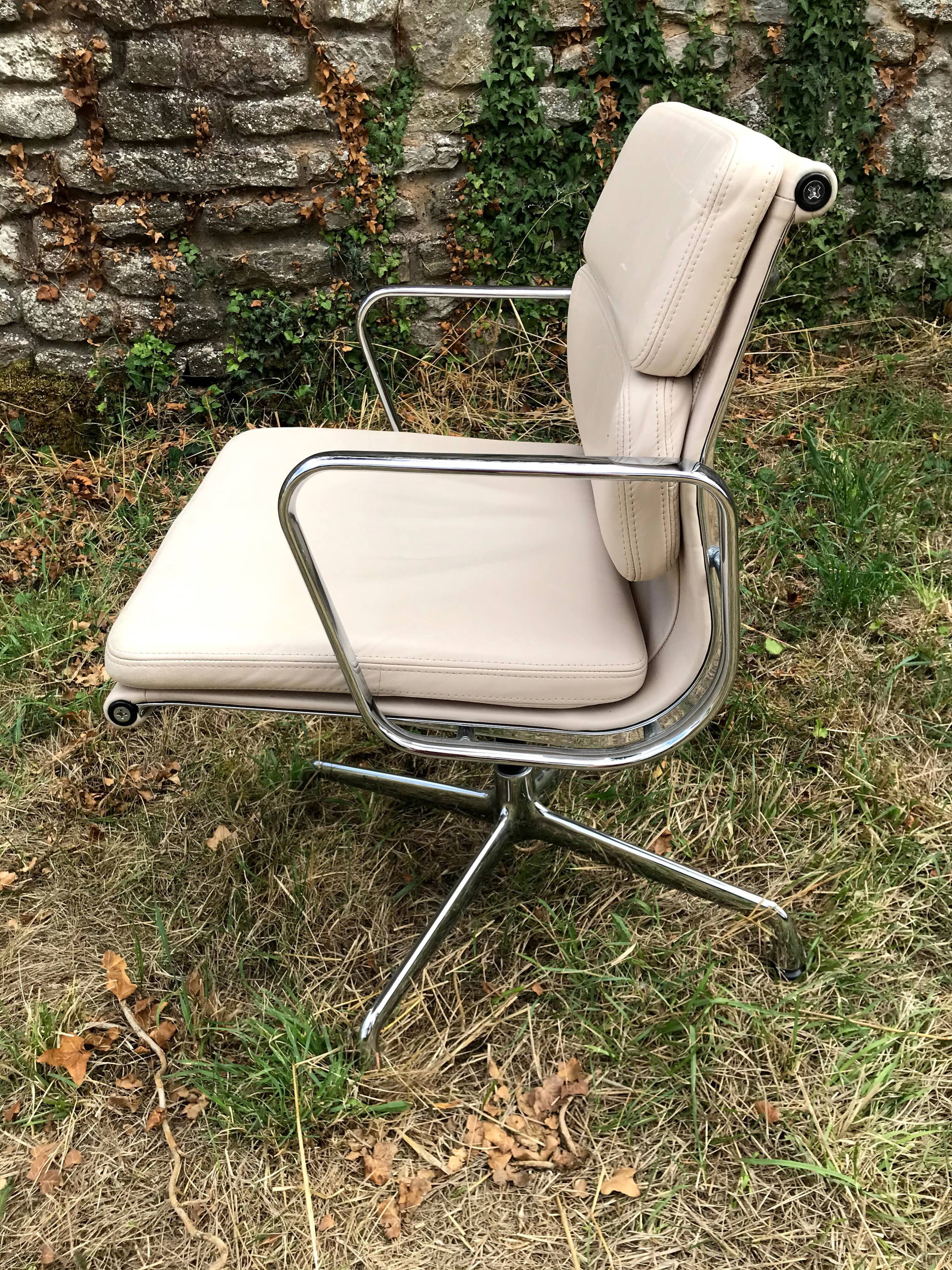 Design Soft Pad EA 208 Charles and Ray Eames office chair for Vitra 60s