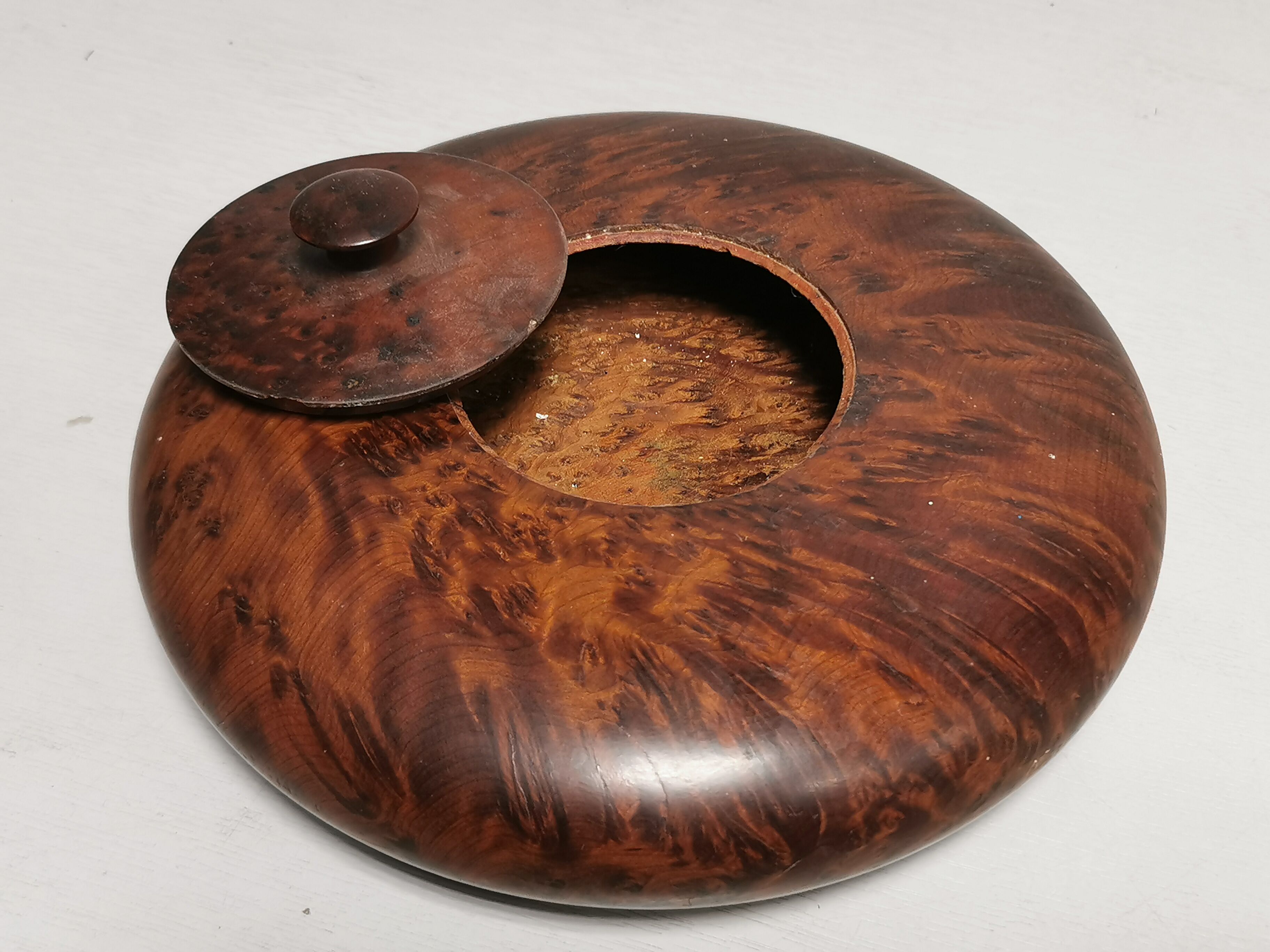 Boite ancienne ronde en loupe d'orme ou thuya