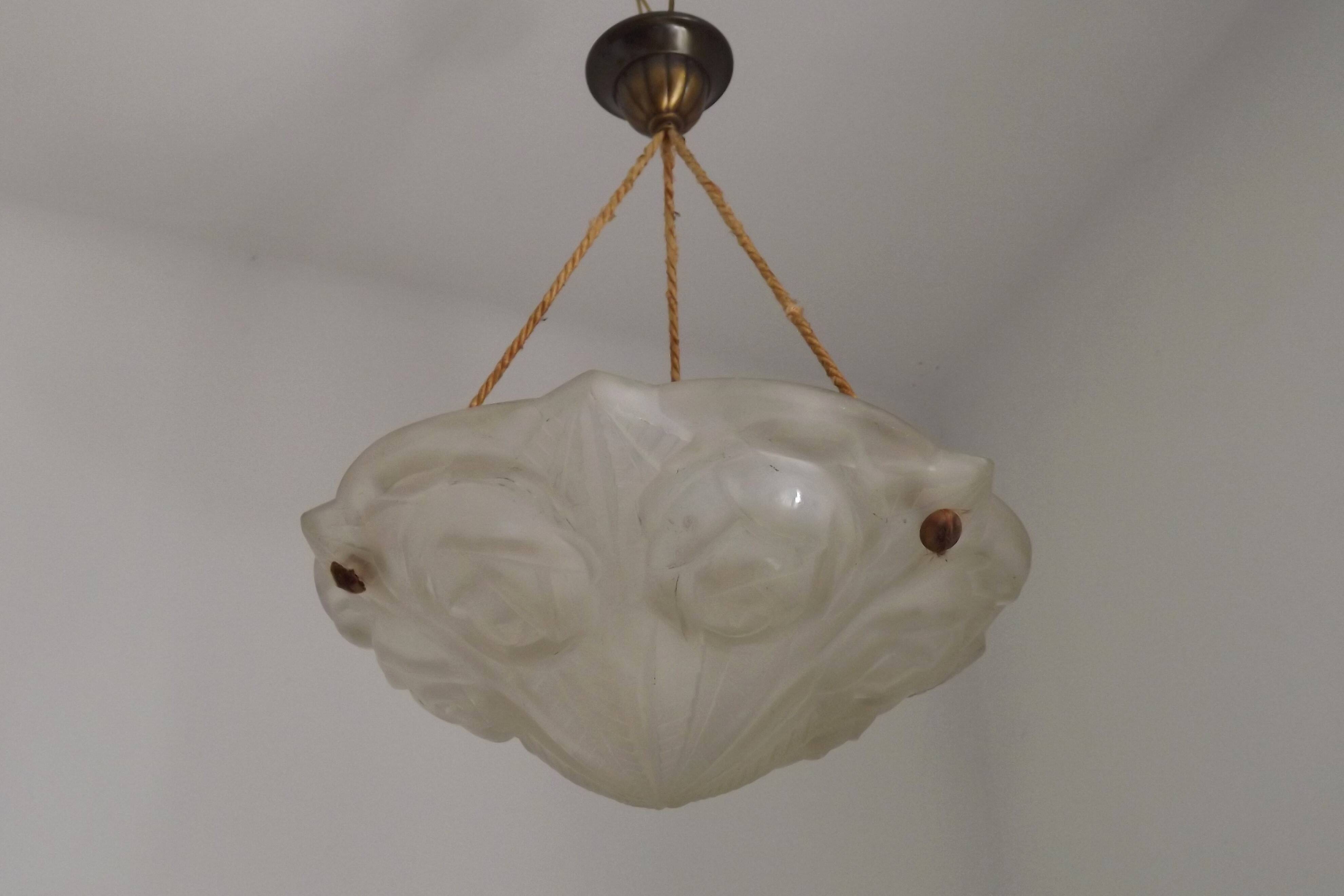 Plafonnier en verre Art Déco à décor de roses par Degué, vers 1930