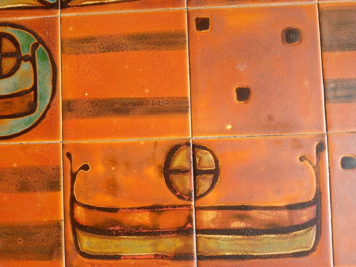 Table basse vintage en céramique – motif drakkar – design années 70