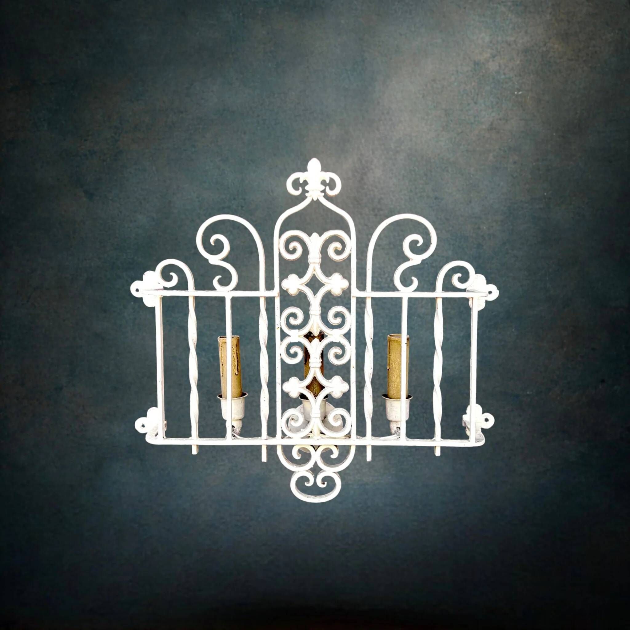 Ancienne applique triple en fer forgé blanc fleur de lys, années 50-60