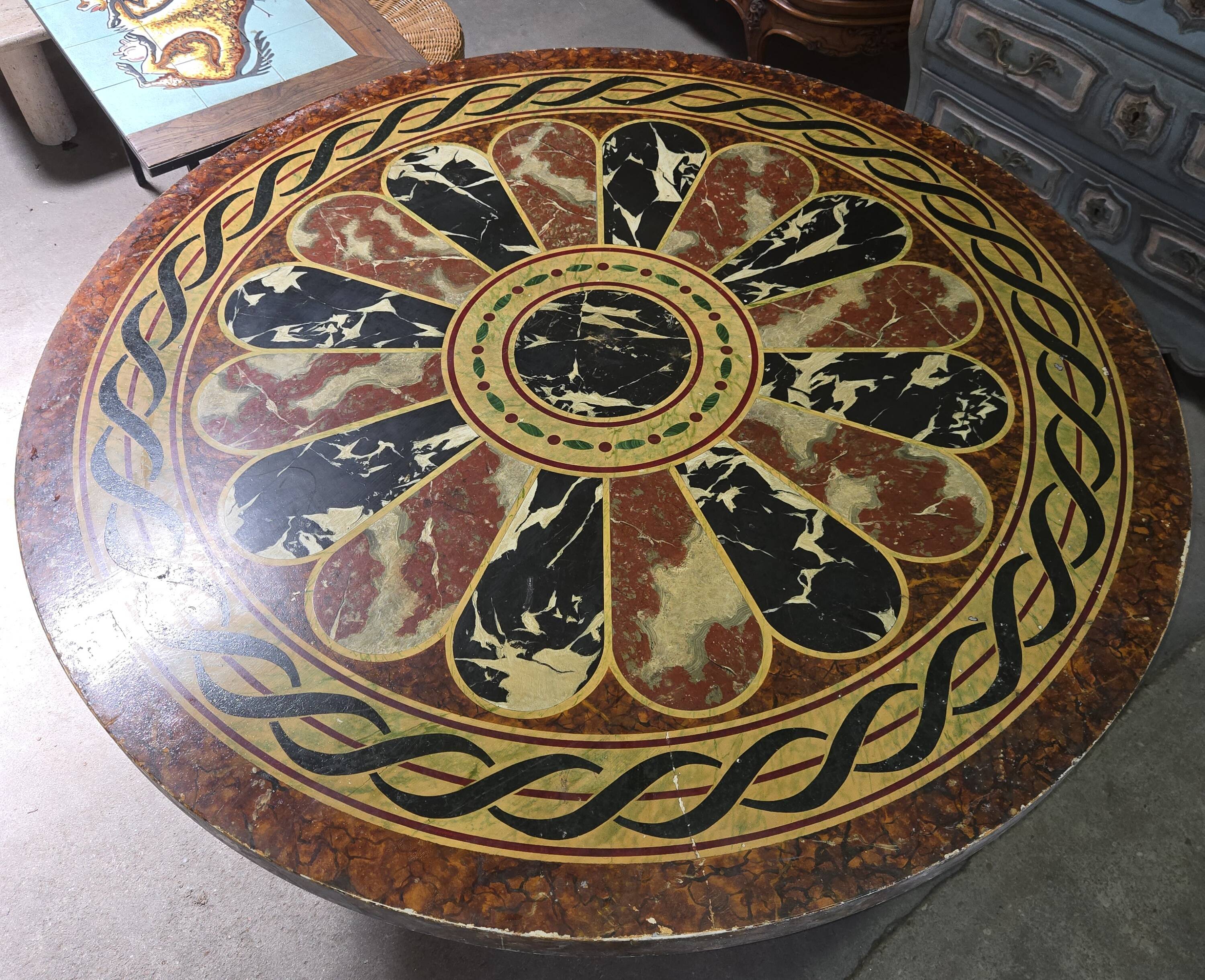 Grande table ronde à plateau en bois peint façon scagliola