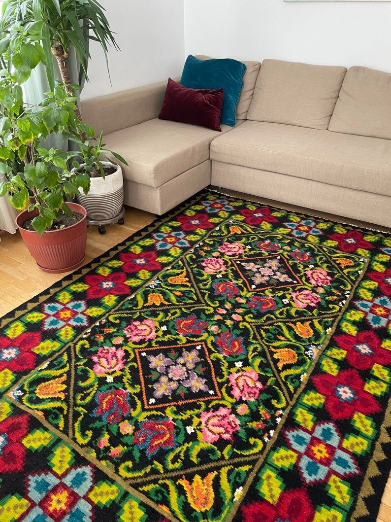 Oltenian floral rug, handwoven in wool, Romania