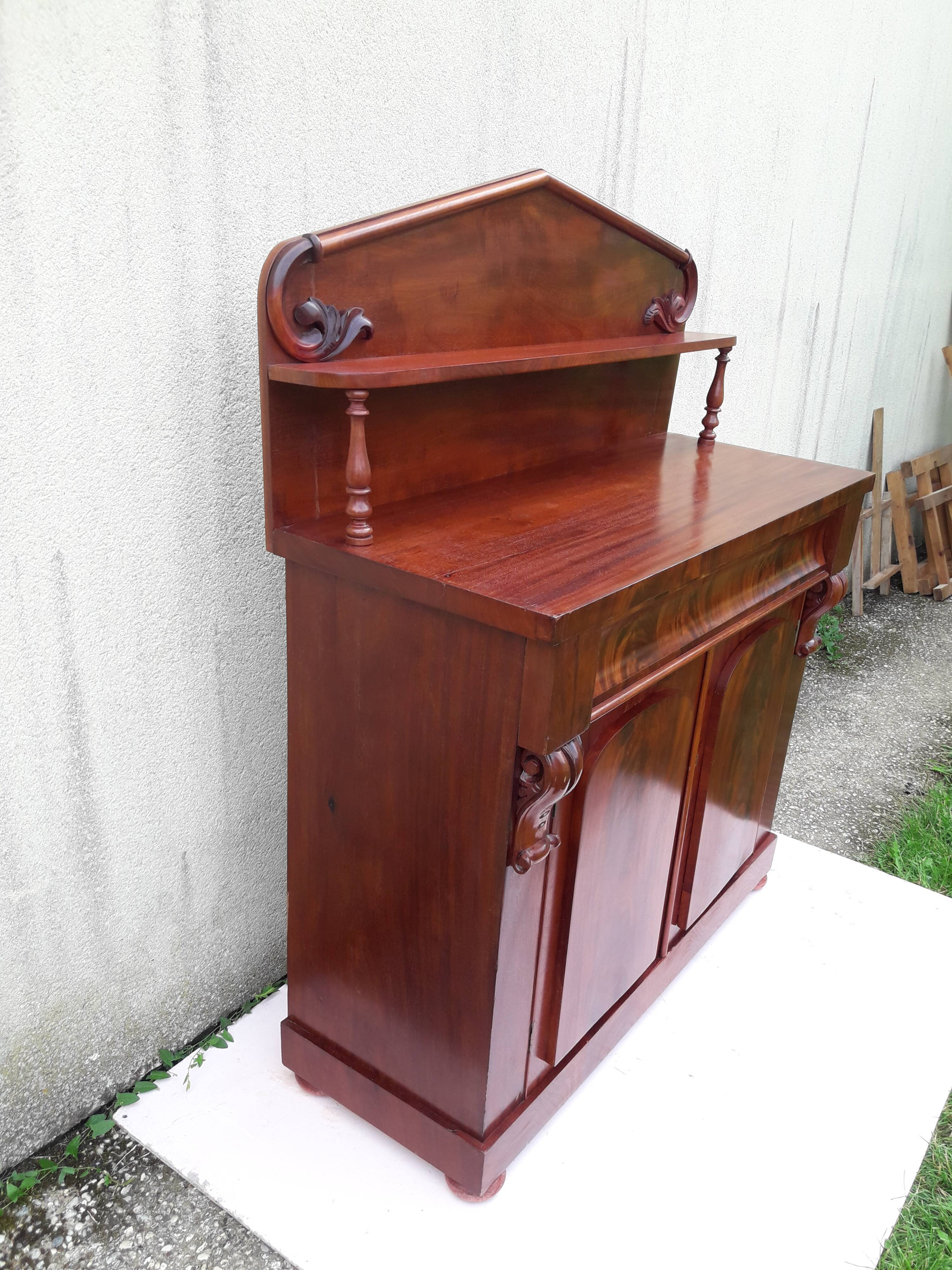 Stepped buffet in flamed mahogany veneer