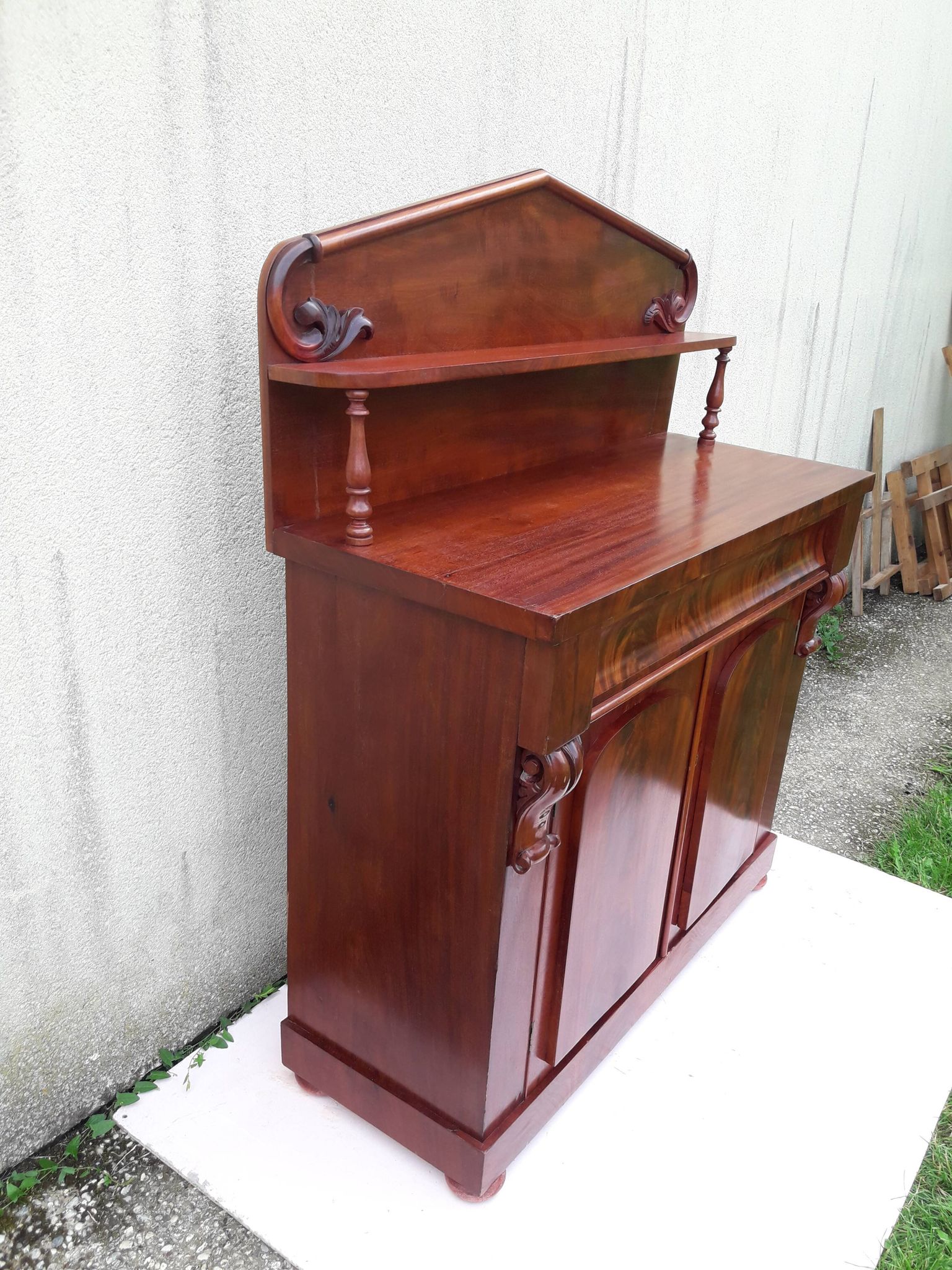 Stepped buffet in flamed mahogany veneer