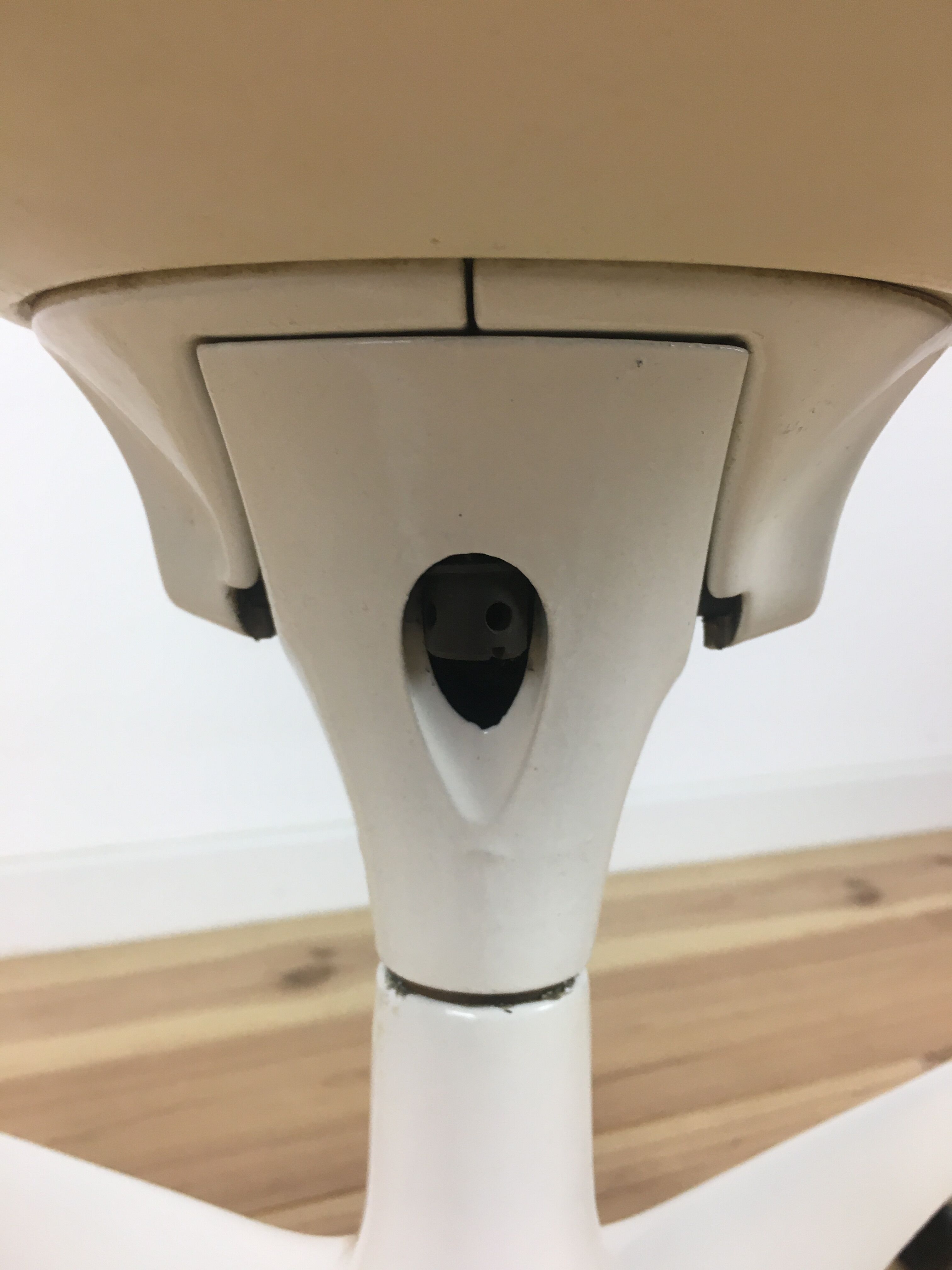 Tulip swivel chair on wheels by Eero Saarinen