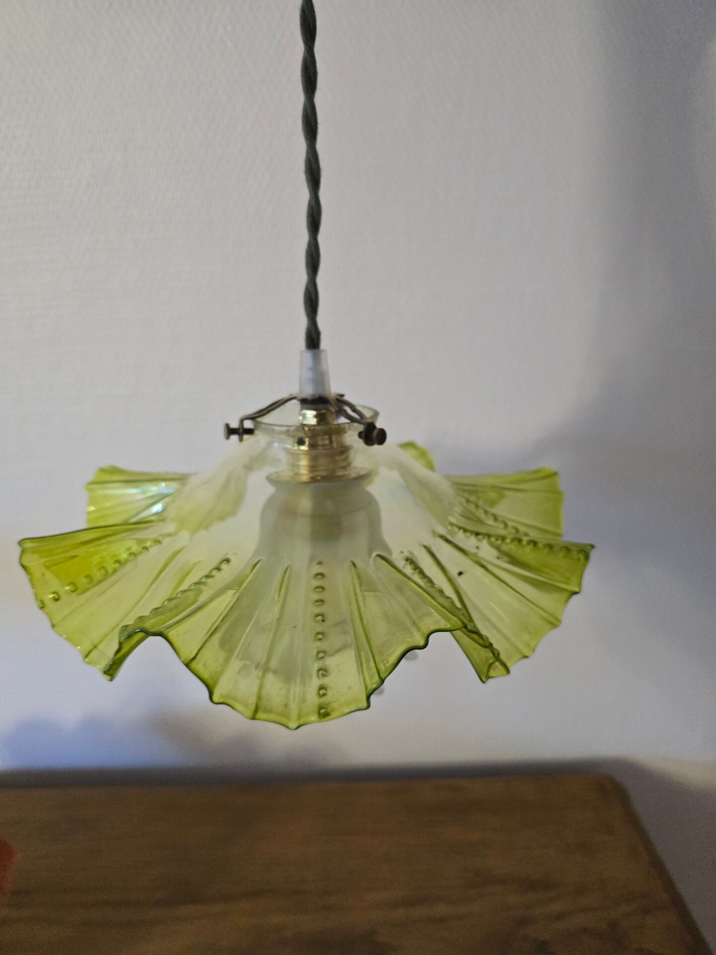 Double tulip light suspension - Transparent fluted glass at the edges.