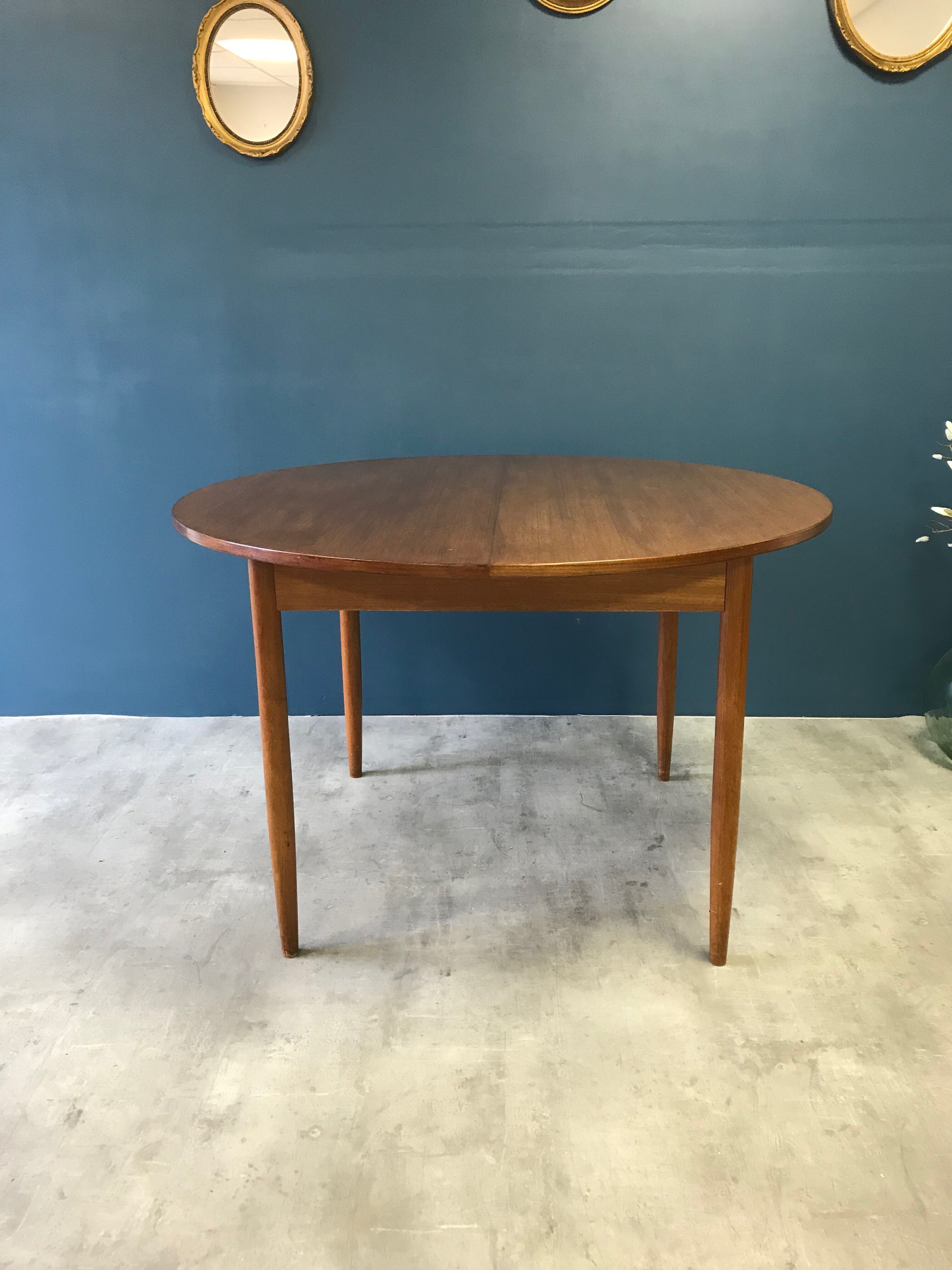 Vintage expandable round table