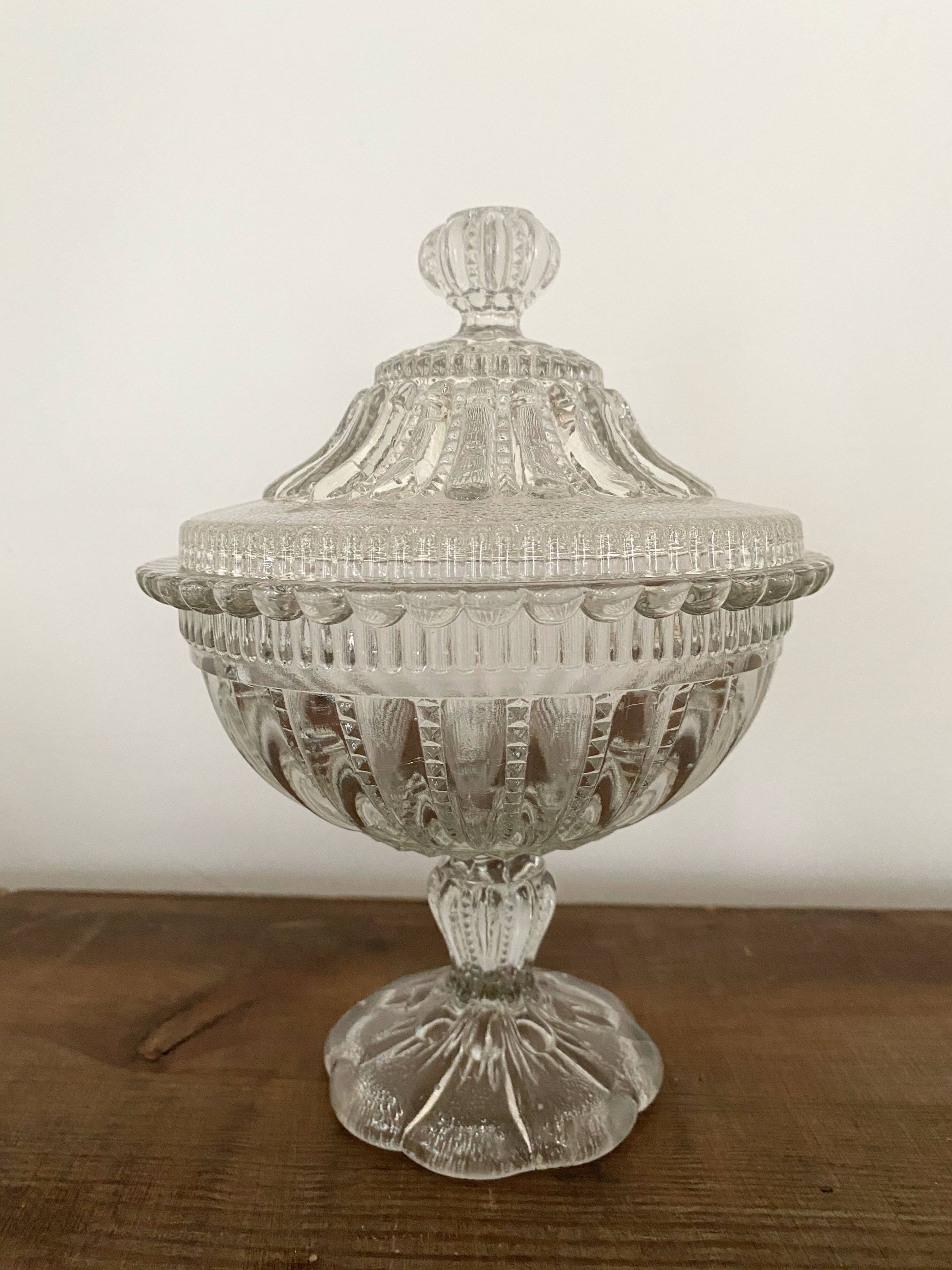 Bonbonniere, drageoire, sugar bowl in vintage molded and cut crystal