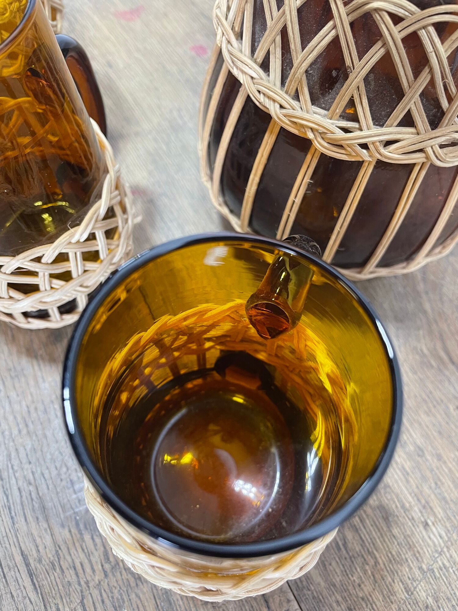 Carafe and glasses in amber glass and rattan
