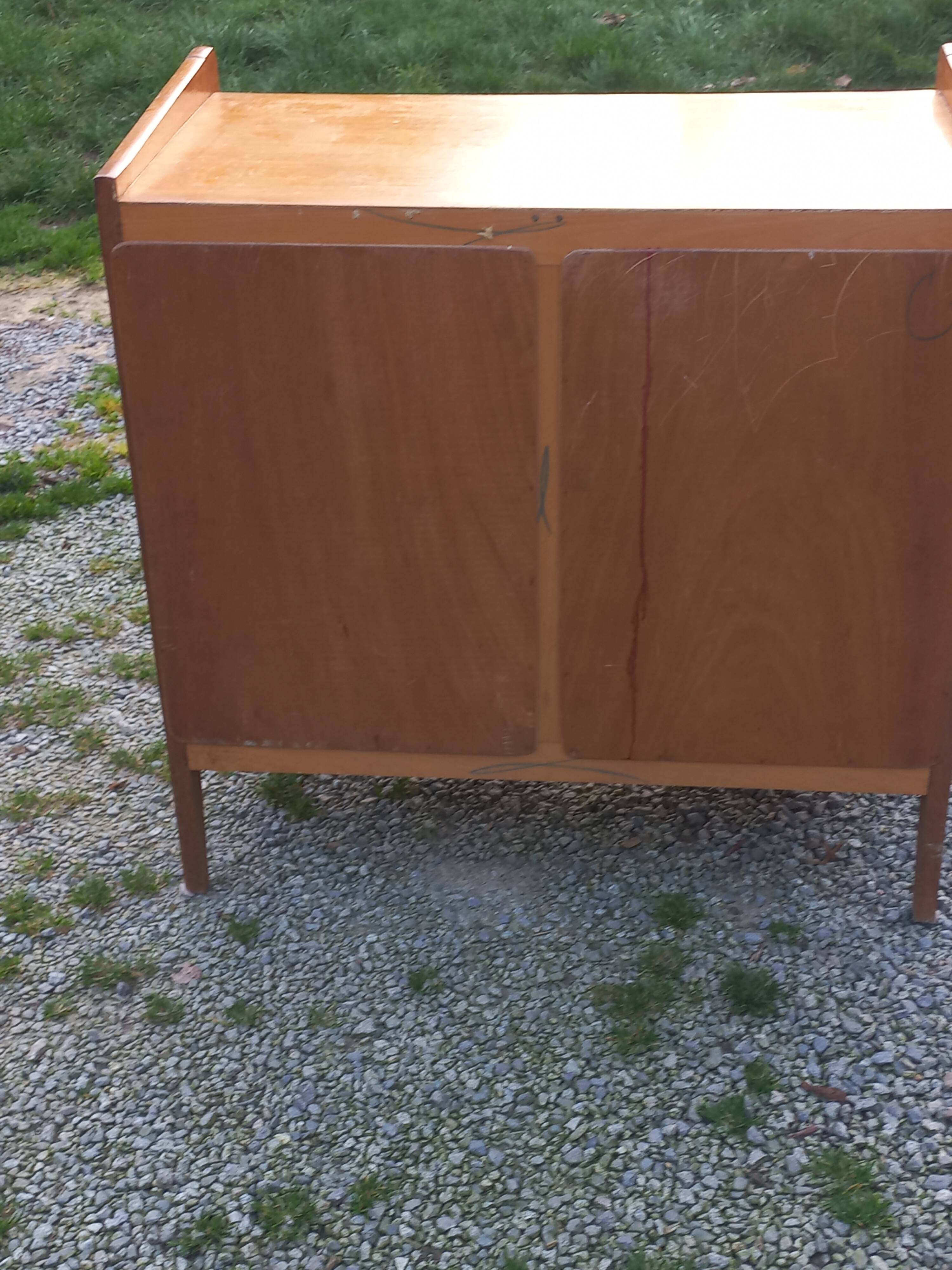 Vintage oak commode with tapered legs and wings from the 1950s.