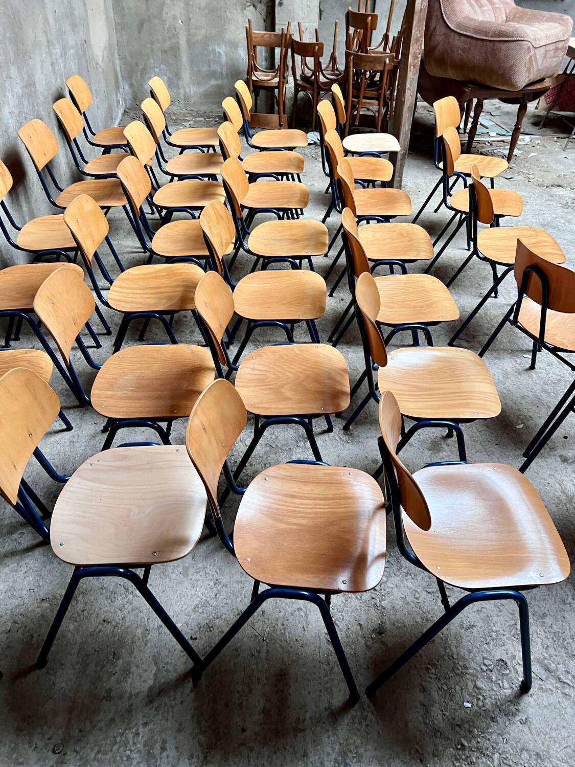 Stackable school chair 32