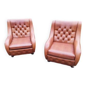 Paire de fauteuil en skaï marron Chesterfield