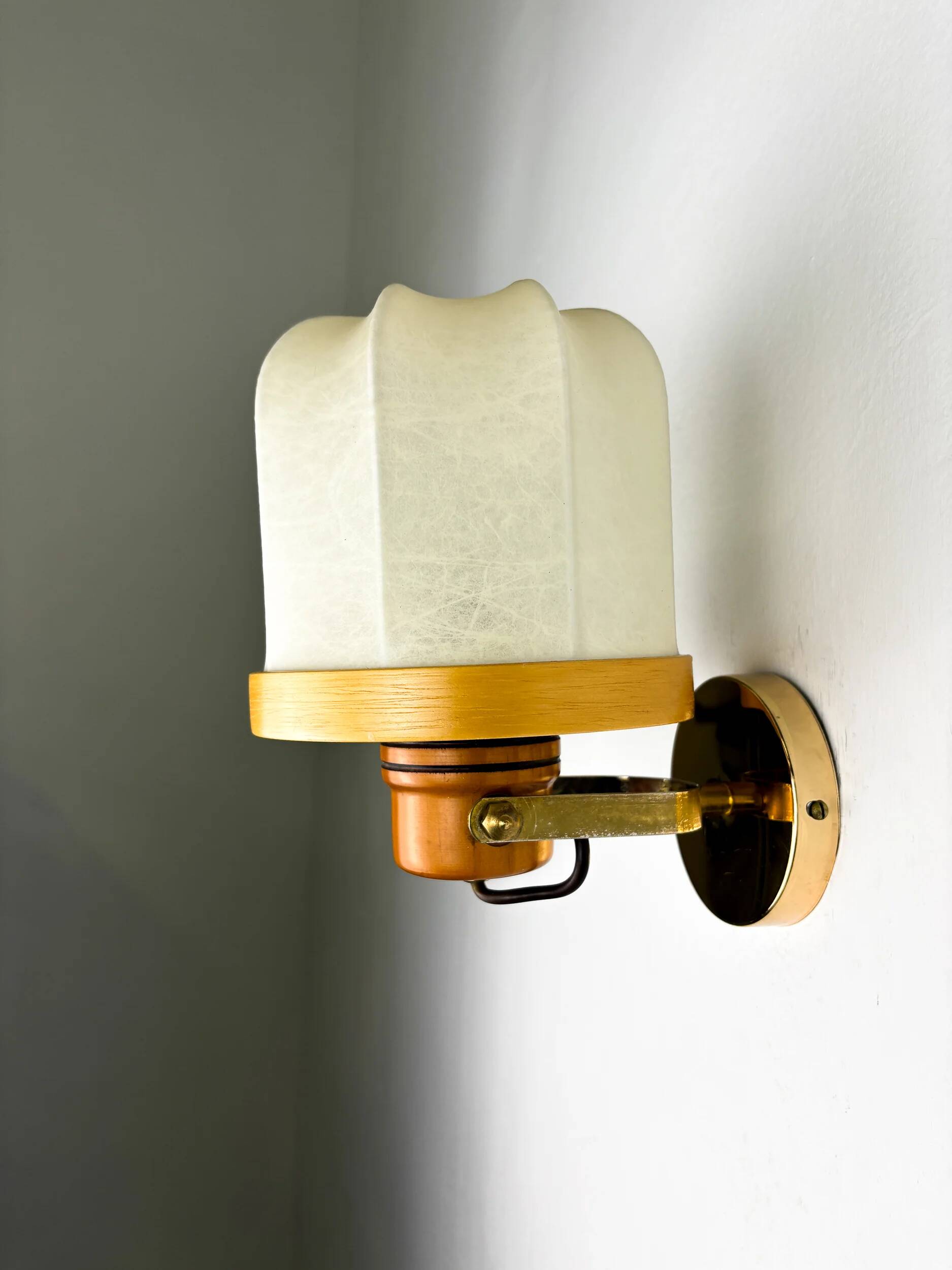 Italian articulated "Cocoon" wall light, resin and pine, 1970s