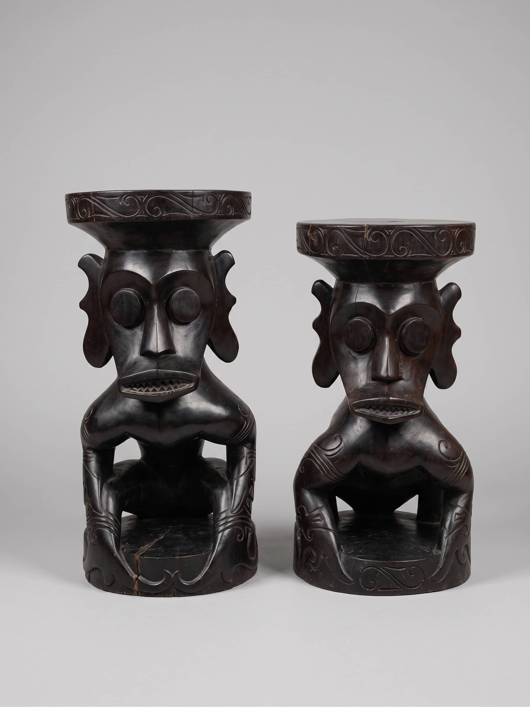 Lot de tabourets / sellettes en bois sculpté