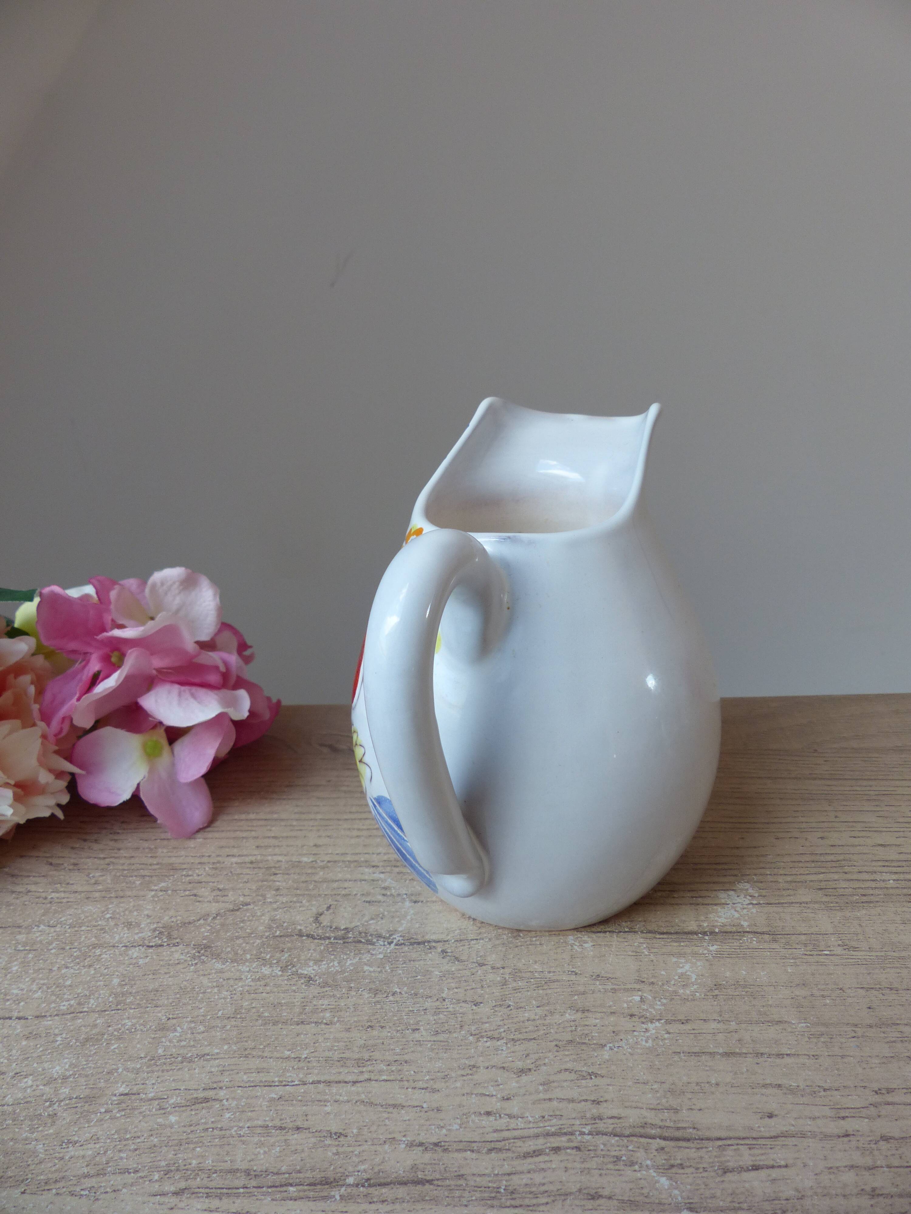 Ancien petit pichet, pot à lait en céramique fait main décor fleuri peint à la main style Vallauris