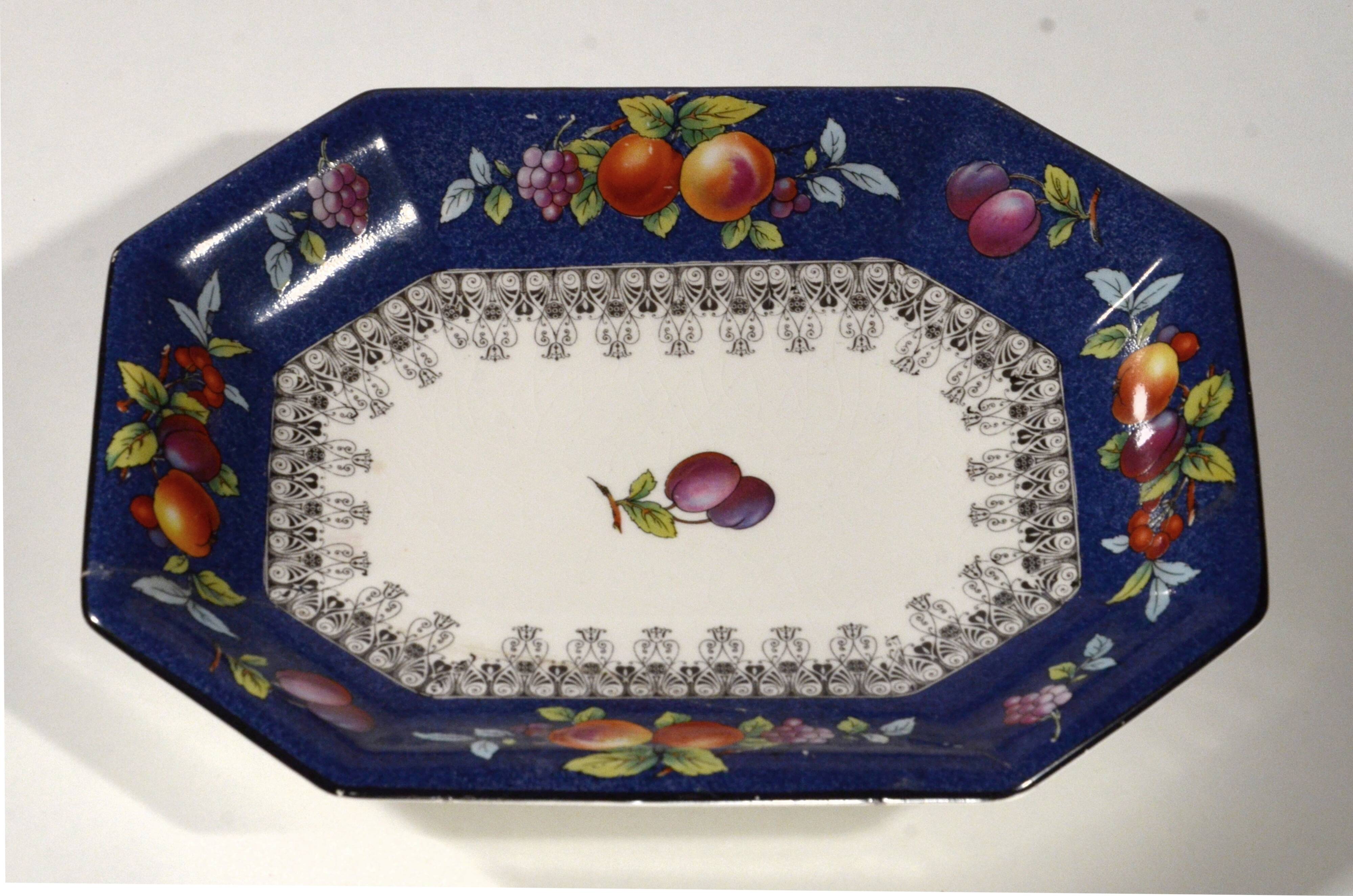 Decorative plate in fine porcelain Wegdwood & Co, 26x19cm, rare, average condition.