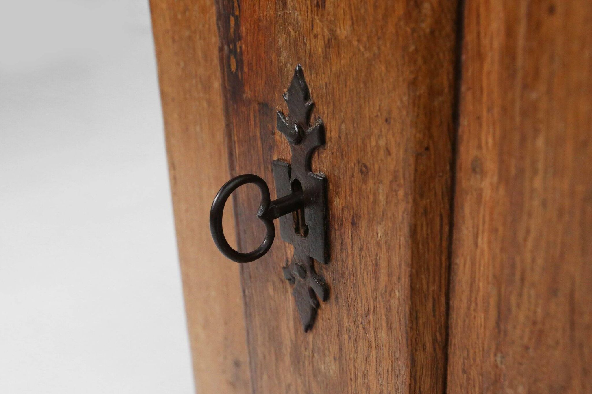 Cabinet en chêne, Belgique XVIIIe siècle