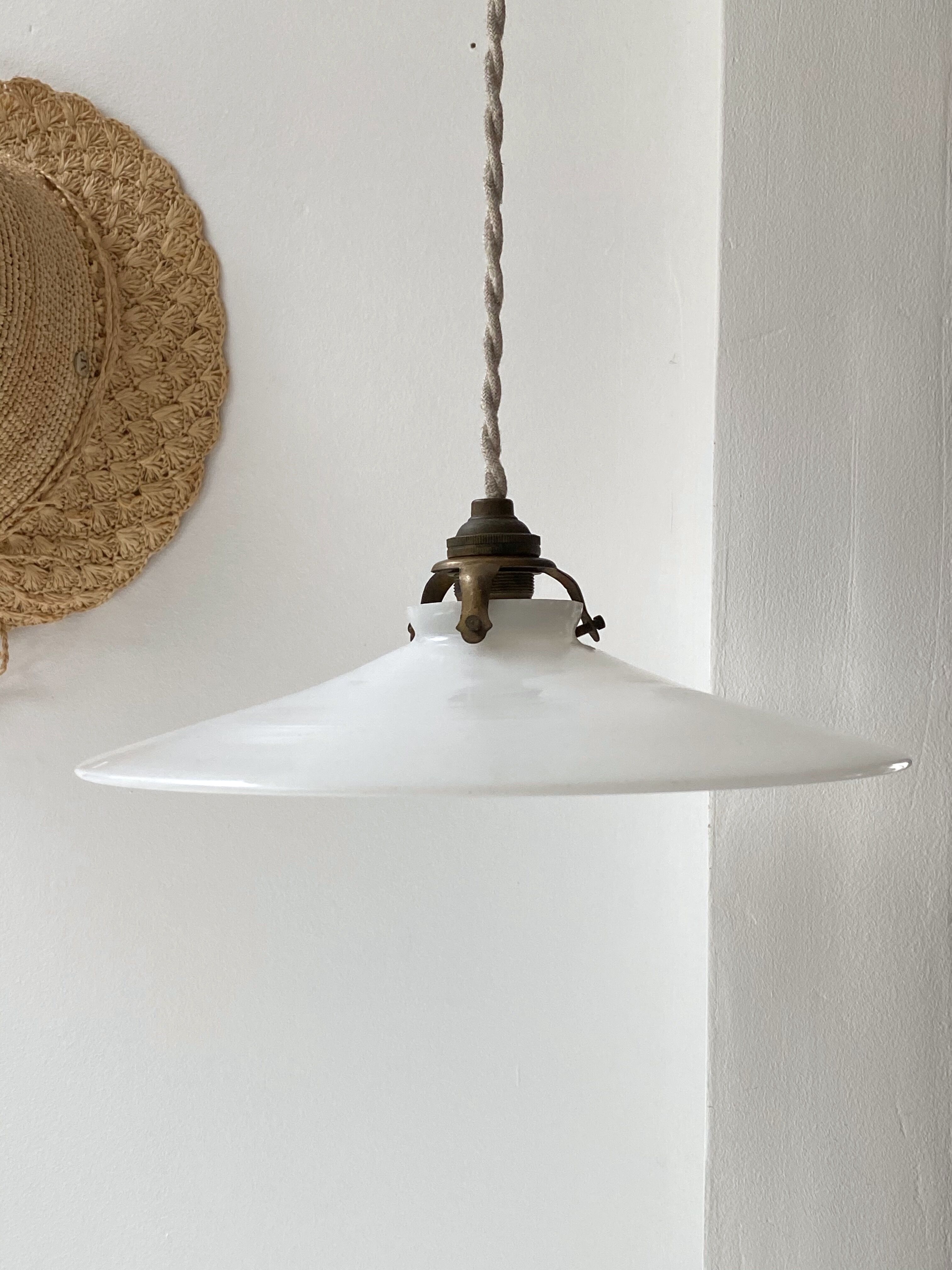 White opaline suspension