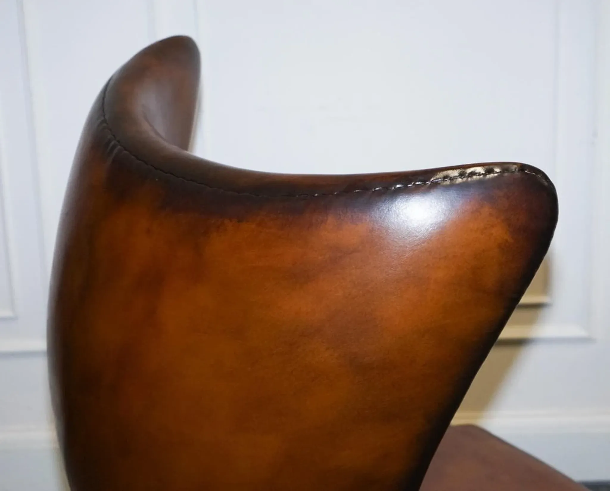 Chaise Egg Vintage Teintée à la Main en Brun Whisky