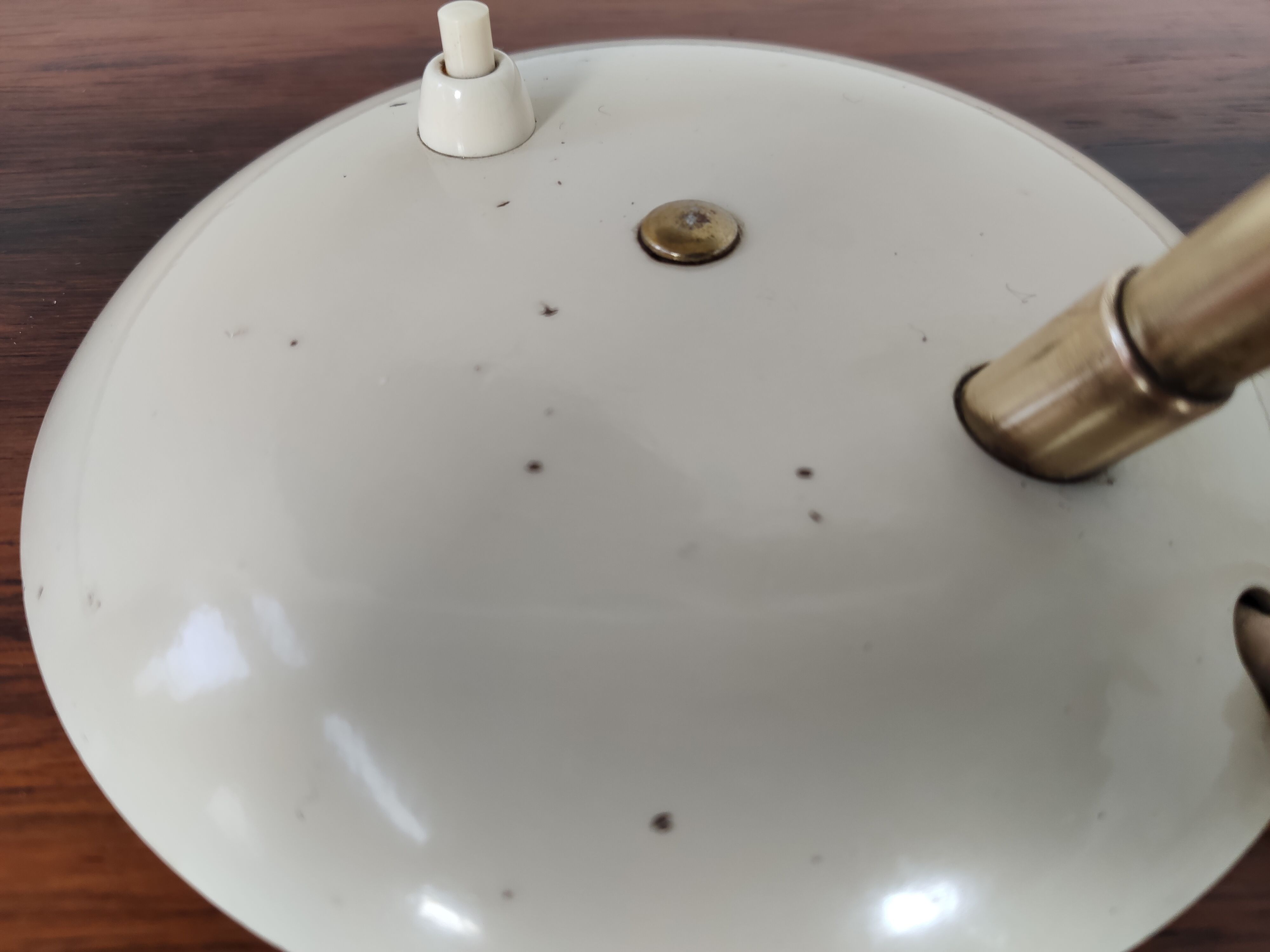 Brass and metal-laying lamp