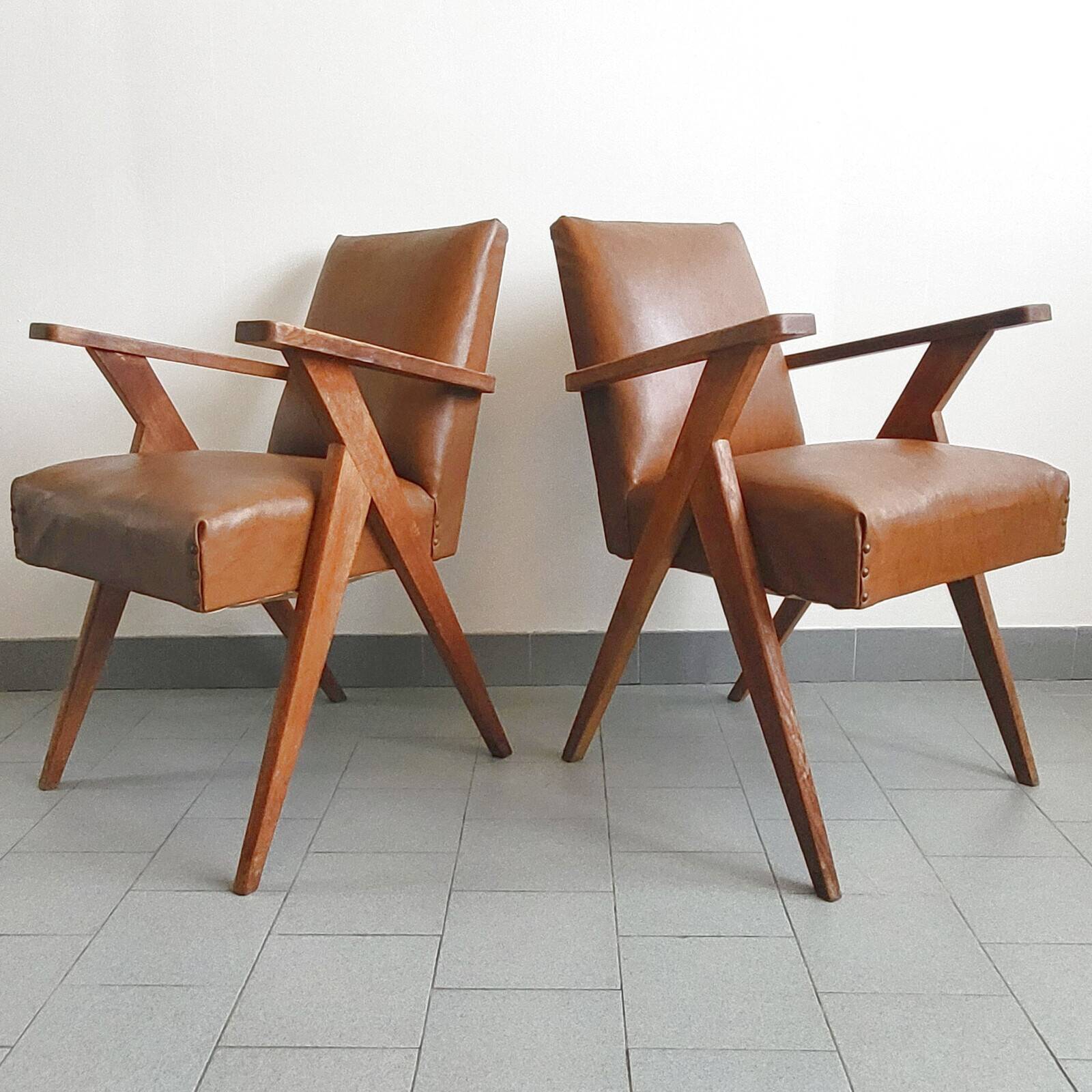 PAIR OF VINTAGE 1950 BRIDGE ARMCHAIRS WITH COMPASS LEGS IN OAK & SIMILAR LEATHER HAV